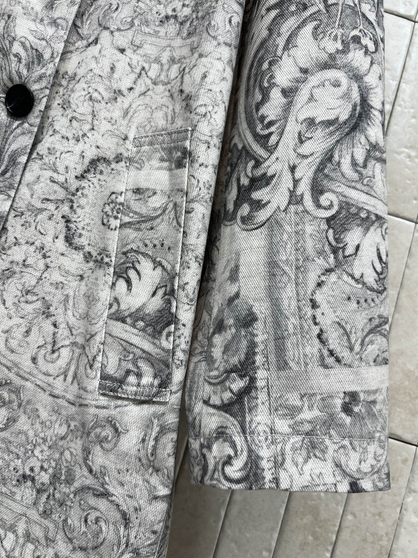 D家 26春夏新款 印花长款风衣 黑白印花超有辨识度 巴洛克风格细节满满 复古又奢华 双排扣+宽松剪裁 