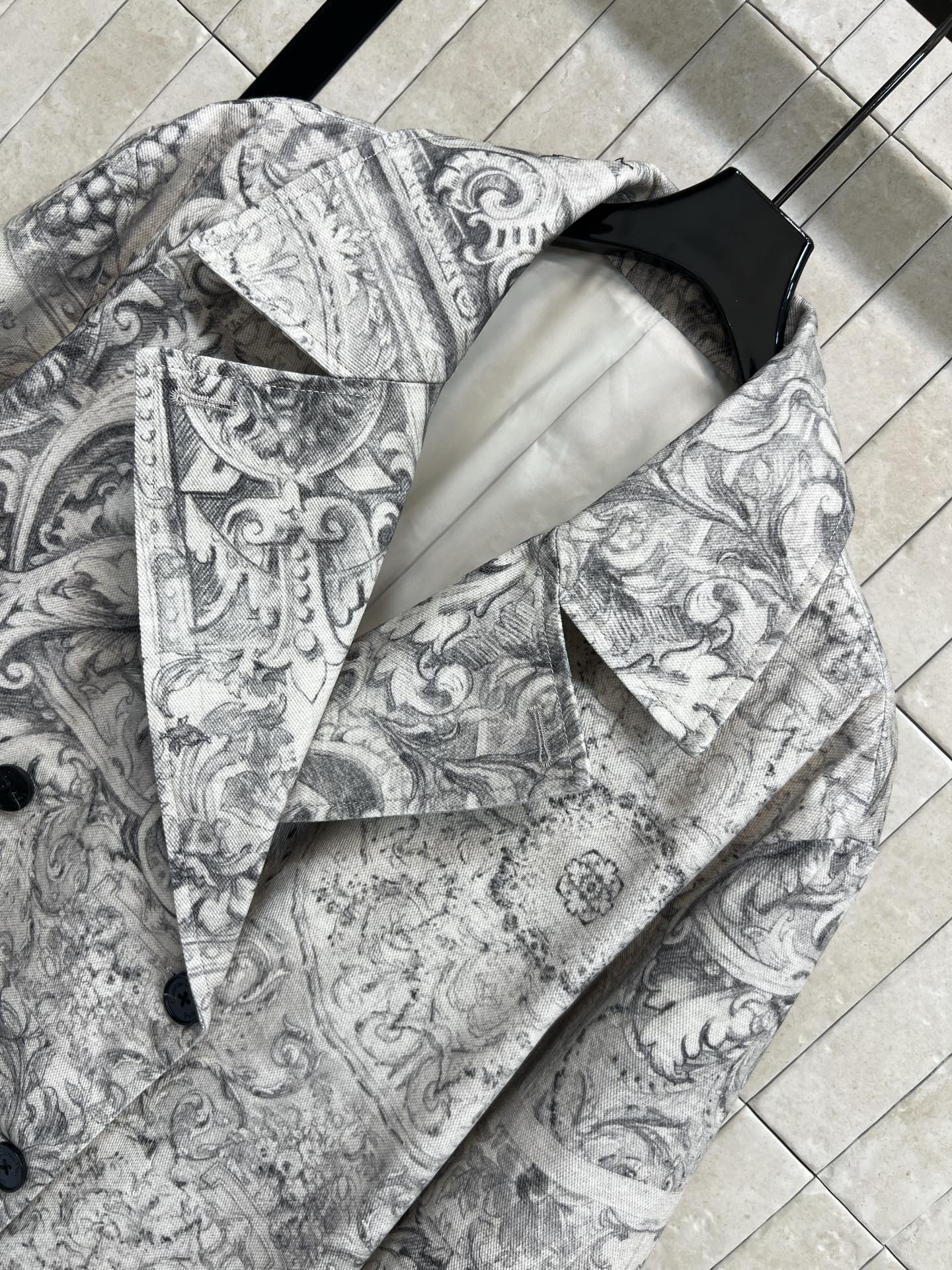 D家 26春夏新款 印花长款风衣 黑白印花超有辨识度 巴洛克风格细节满满 复古又奢华 双排扣+宽松剪裁 