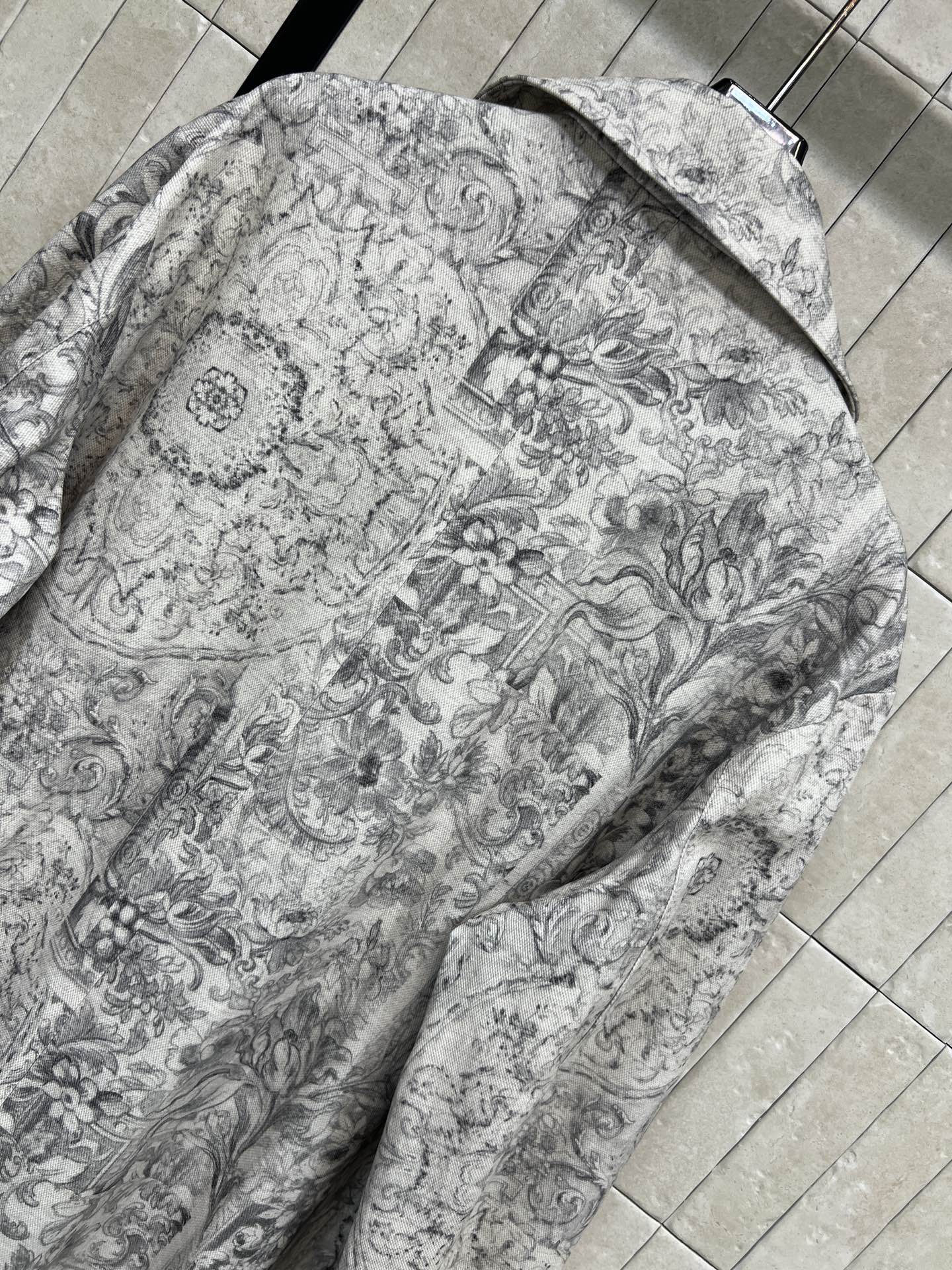 D家 26春夏新款 印花长款风衣 黑白印花超有辨识度 巴洛克风格细节满满 复古又奢华 双排扣+宽松剪裁 