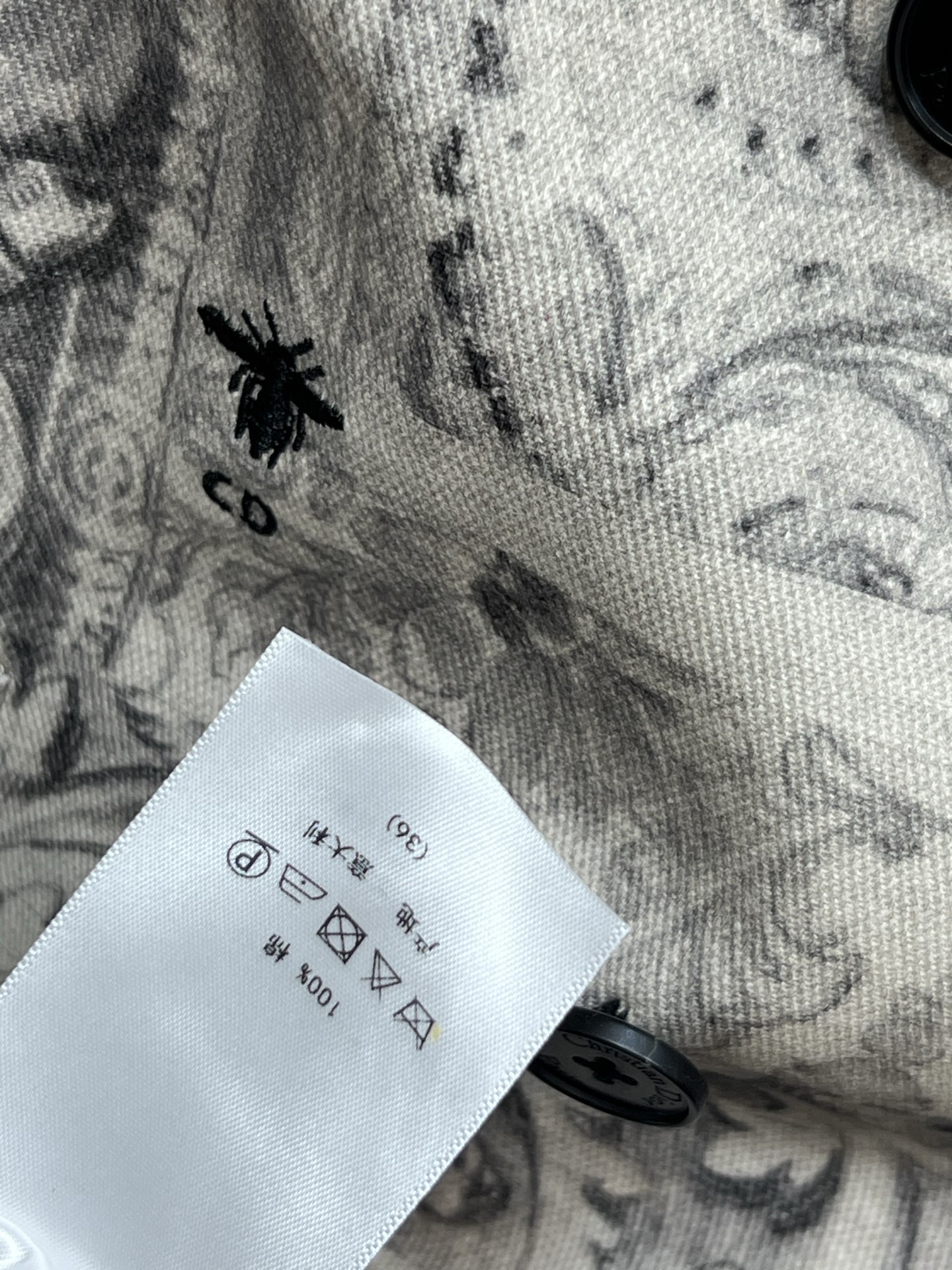 D家 26春夏新款 印花长款风衣 黑白印花超有辨识度 巴洛克风格细节满满 复古又奢华 双排扣+宽松剪裁 