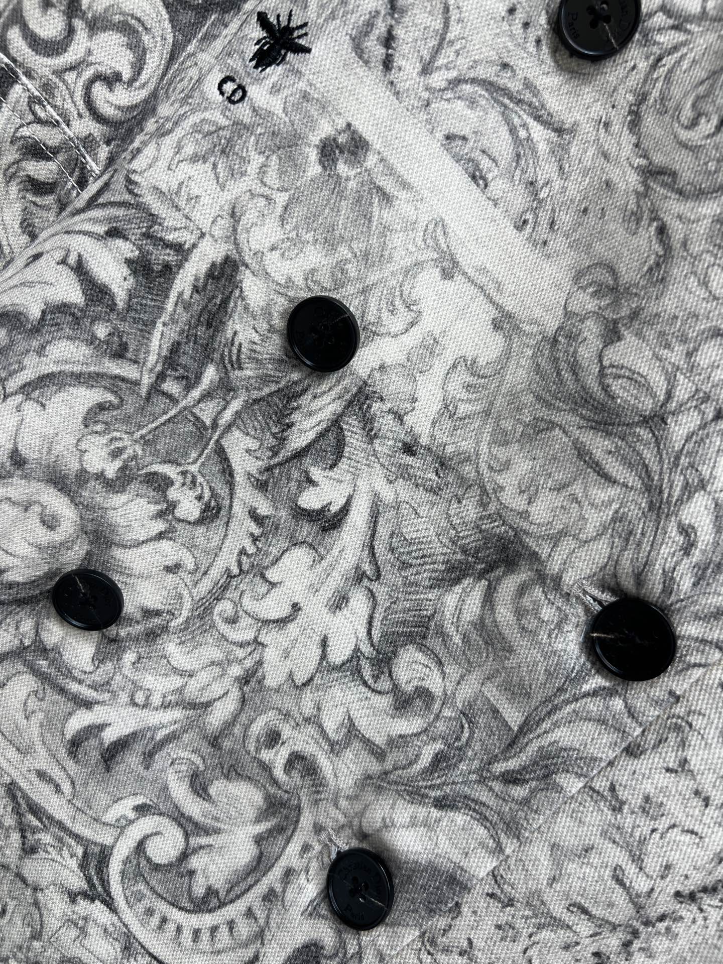 D家 26春夏新款 印花长款风衣 黑白印花超有辨识度 巴洛克风格细节满满 复古又奢华 双排扣+宽松剪裁 