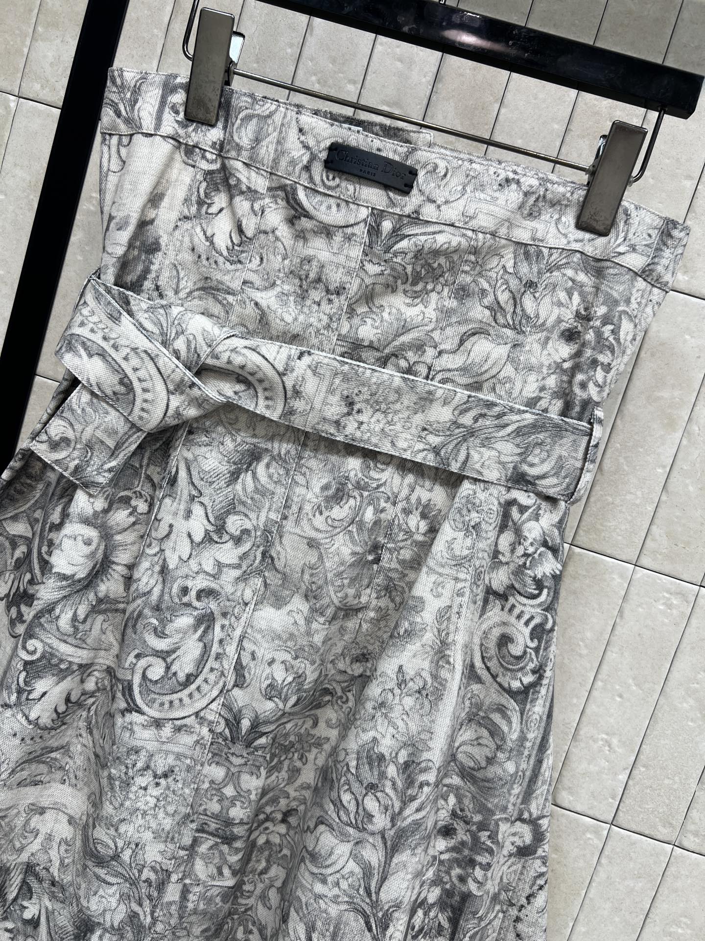 D家 26春夏新款 印花抹胸连衣裙 束腰设计+中长款剪裁 优雅复古气质满分！黑白印花灵感源自法式田园风 