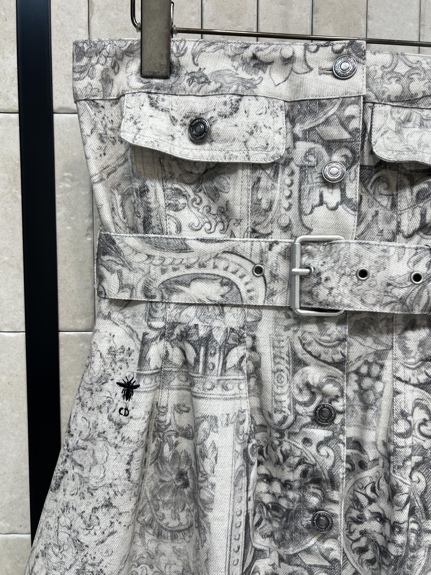 D家 26春夏新款 印花抹胸连衣裙 束腰设计+中长款剪裁 优雅复古气质满分！黑白印花灵感源自法式田园风 