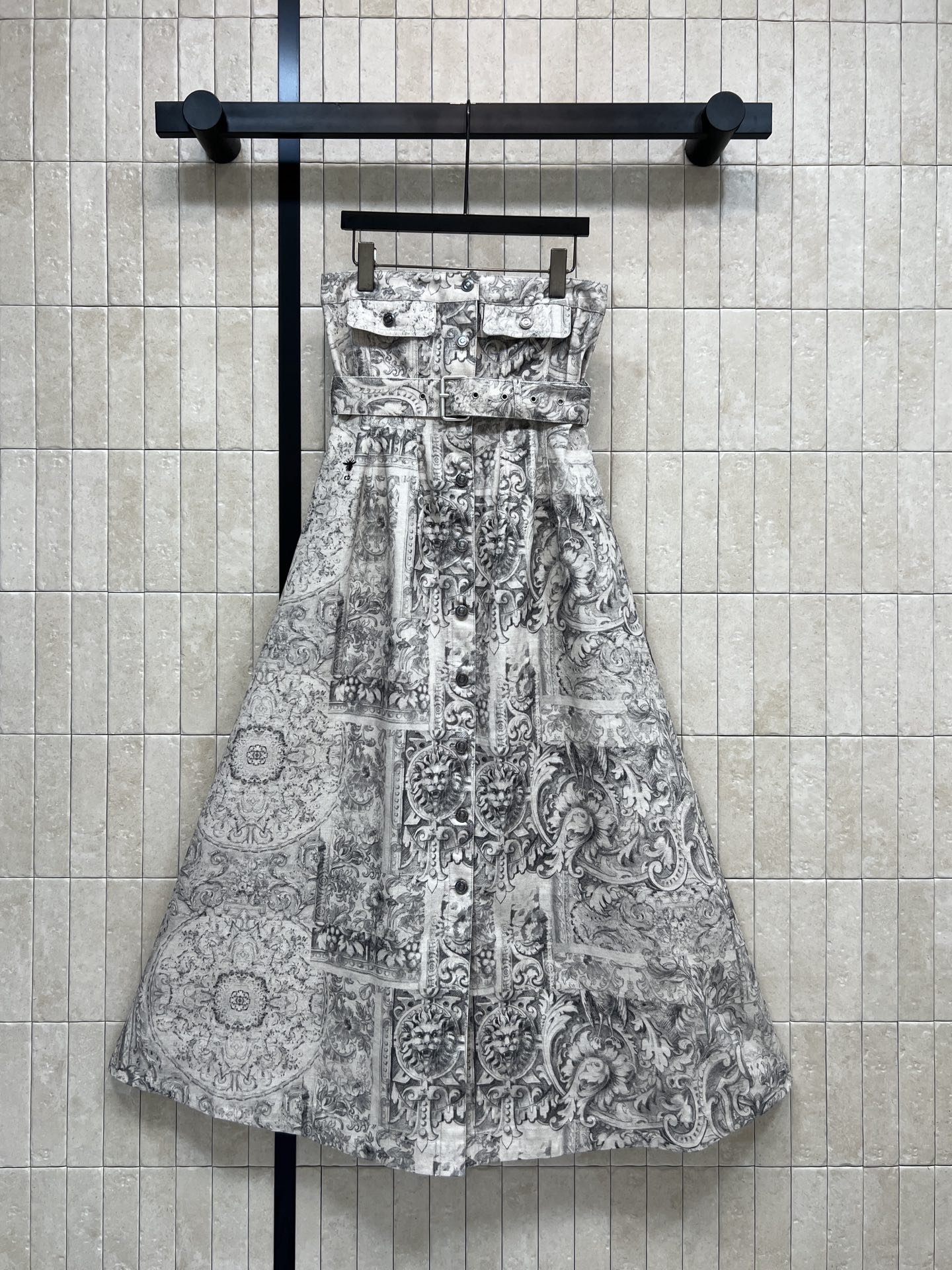 NO:667041,D Home 26 new spring and summer new printed tube top dress with waist design + mid-length tailoring, perfect for elegant retro temperament!  The black and white print is inspired by the French pastoral style. The details include baroque patterns and architectural elements. It is full of artistic sense. It is super comfortable to wear in spring and summer. The tube top design highlights the shoulder and neck lines. The waist is cinched to outline the figure. The skirt is naturally draped. Suitable for formal occasions or high-end parties. Four sizes in one color. Size/S-M-L- XL,, dior, skirts,  19860909D家 26春夏新款 印花抹胸连衣裙 束腰设计+中长款剪裁 优雅复古气质满分！黑白印花灵感源自法式田园风 细节有巴洛克花纹和建筑元素 艺术感十足 春夏穿超舒适 抹胸设计凸显肩颈线条 束腰勾勒身形 裙摆自然垂坠 适合正式场合或高端聚会穿搭入 一色四码 Size/S-M-L- XL,,dior,skirts, ,Women's clothing