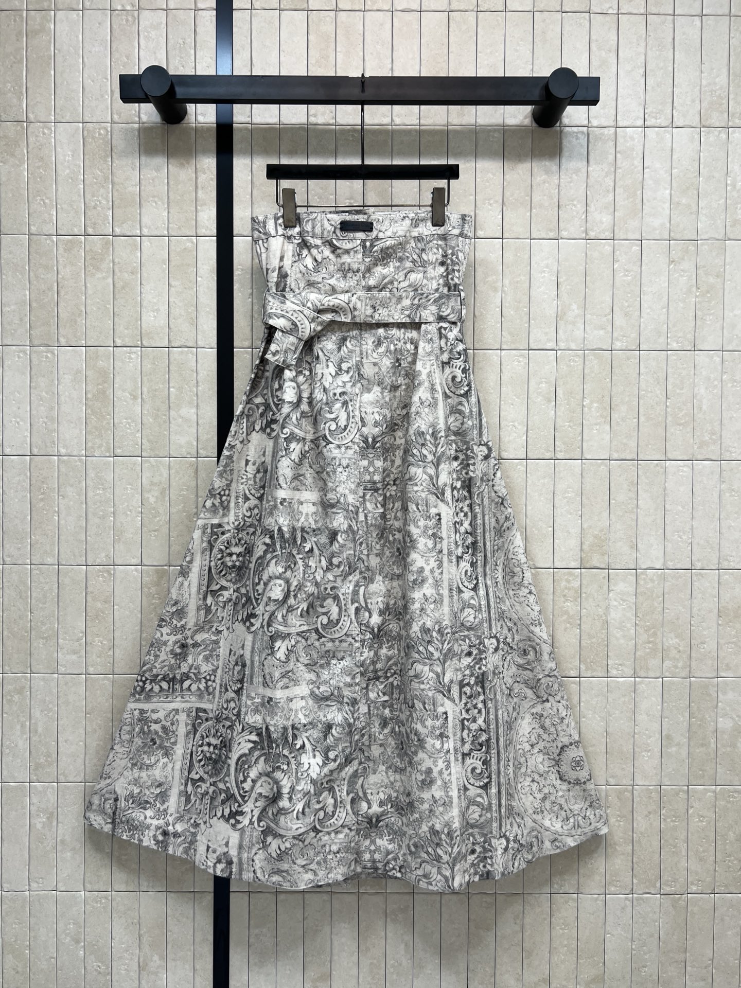 D家 26春夏新款 印花抹胸连衣裙 束腰设计+中长款剪裁 优雅复古气质满分！黑白印花灵感源自法式田园风 