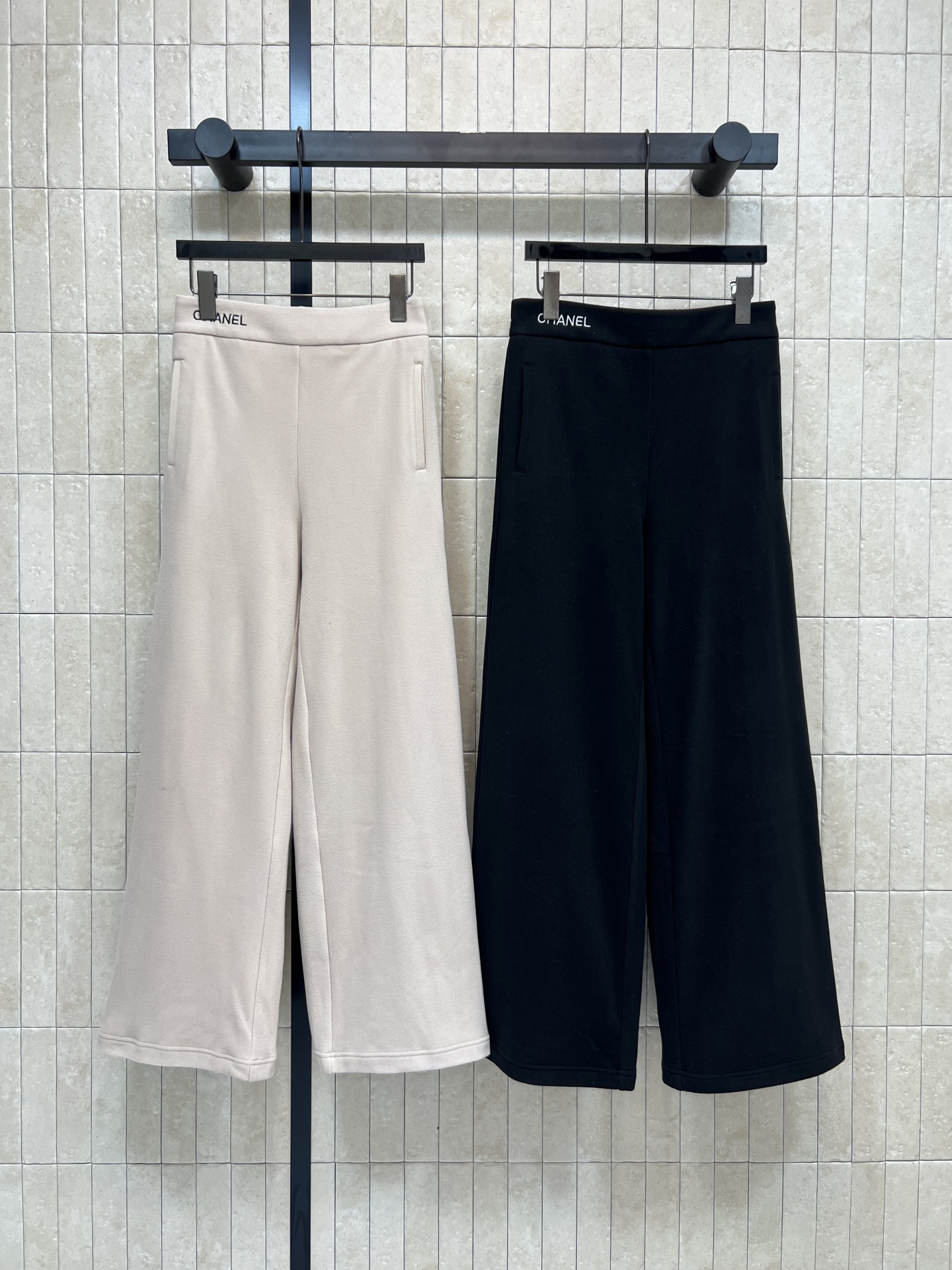 NO:667404,Xiaoxiangjia 25 new autumn and winter style wide-leg pants with embroidered back pockets, high waist design + cotton fabric, comfortable and warm, perfect for autumn and winter!  The elastic waist makes it easy to put on and take off. The loose straight fit makes you slim and covers the hips. The pear-shaped figure is friendly. You can easily create an old-money style outfit. The waistband is embroidered with the brand logo. The flower embroidery pattern on the back pocket is full of details. It can be easily worn for commuting and leisure. It goes well with knitted sweaters or shirts~two colors and three sizes. Size/S-M-L,,chanel,shirts, 19860909小香家 25秋冬新款 后口袋刺绣阔腿裤 高腰设计+棉质面料 舒适又保暖 秋冬穿超合适！松紧腰方便穿脱 宽松直筒版型显瘦遮胯 梨形身材友好 轻松打造老钱风穿搭 裤腰有品牌logo刺绣 后面口袋花朵刺绣图案 细节满分 通勤休闲都能轻松驾驭 搭配针织衫或衬衫都很出彩~两色三码 Size/S-M-L,,chanel,shirts, ,Women's clothing