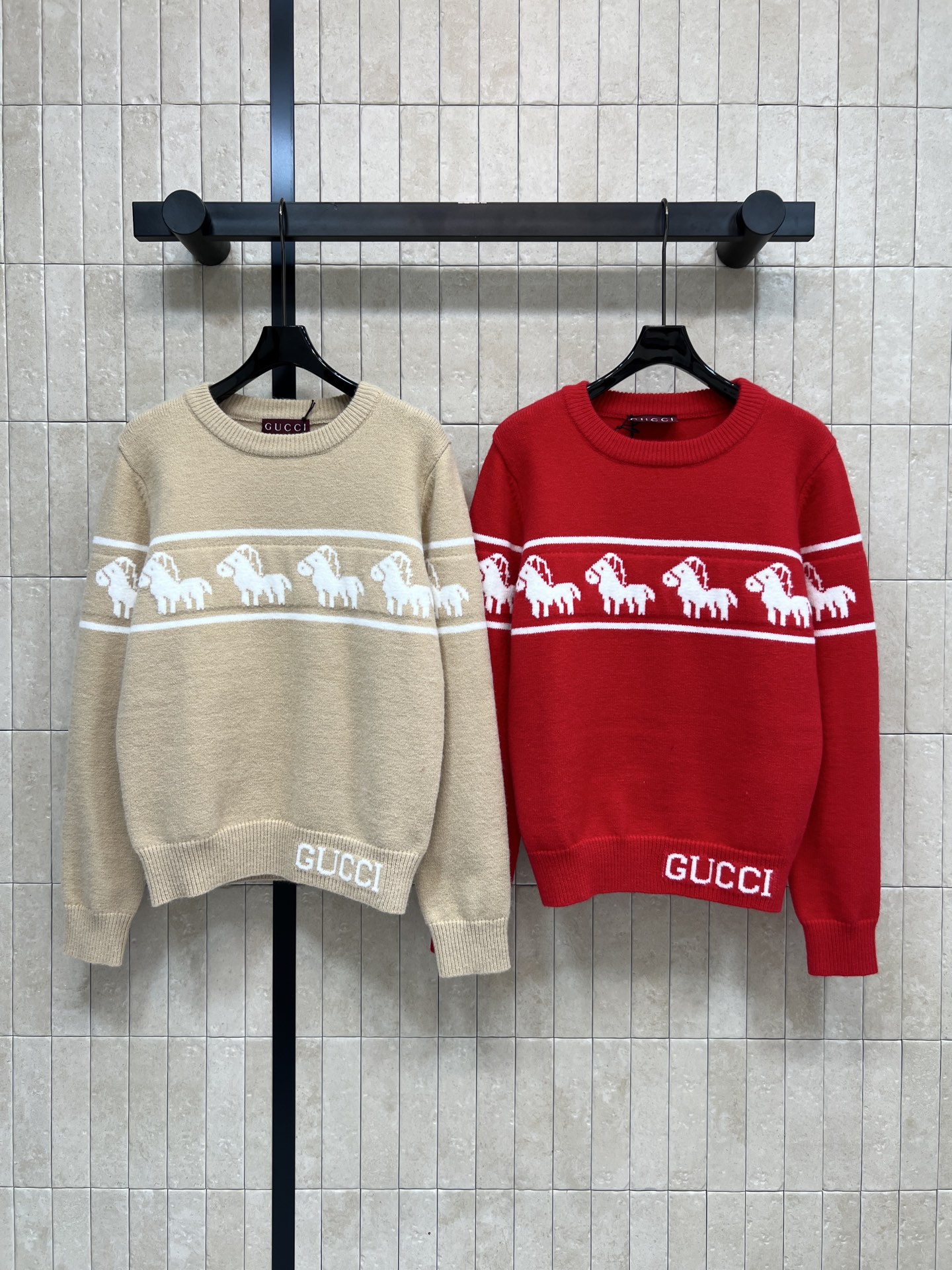 NO:667408,G Home's 25 new autumn and winter style horse pattern knitted crew neck sweater is made of high-quality wool, soft and warm, perfect for autumn and winter!  The white horse pattern is retro and fashionable. The brand is highly recognizable today. The logo embroidery on the hem is very exquisite. The details are very delicate. The loose fit is comfortable and versatile. It can be easily managed in daily casual or light luxury style. It goes well with jeans or casual pants. Two colors and three sizes. Size/S-M-L,,gucci,jeans,sweaters, 19860909G家 25秋冬新款 马图案针织圆领毛衣 采用高品质羊毛,柔软又保暖 秋冬穿超合适！白色马图案 复古又时髦 品牌辨识度满分今 下摆logo刺绣 细节超精致 宽松版型 舒适又百搭 日常休闲或轻奢风都能轻松驾驭 搭配牛仔裤或休闲裤都很出彩 两色三码 Size/S-M-L,,gucci,jeans,sweaters, ,Women's clothing