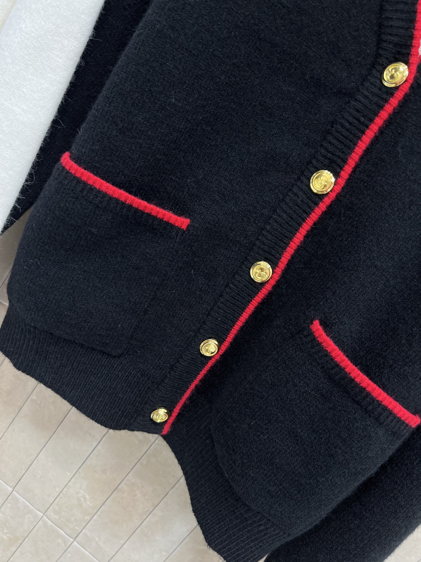 G家 25秋冬新款 徽标刺绣针织V领开衫 柔软针织面料 红色条纹点缀领口、袖口和口袋 活力满满！胸前刺绣