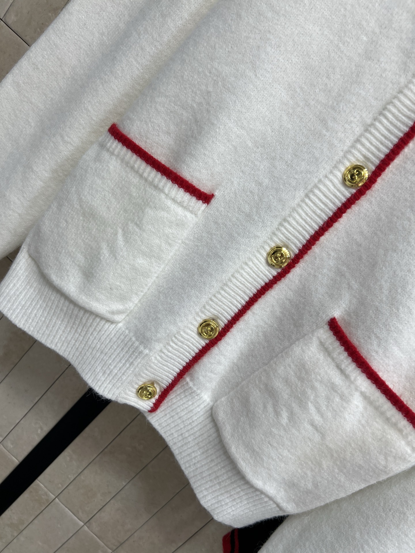 G家 25秋冬新款 徽标刺绣针织V领开衫 柔软针织面料 红色条纹点缀领口、袖口和口袋 活力满满！胸前刺绣