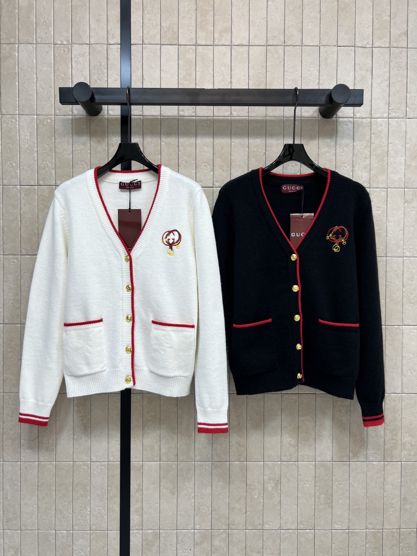 G家 25秋冬新款 徽标刺绣针织V领开衫 柔软针织面料 红色条纹点缀领口、袖口和口袋 活力满满！胸前刺绣