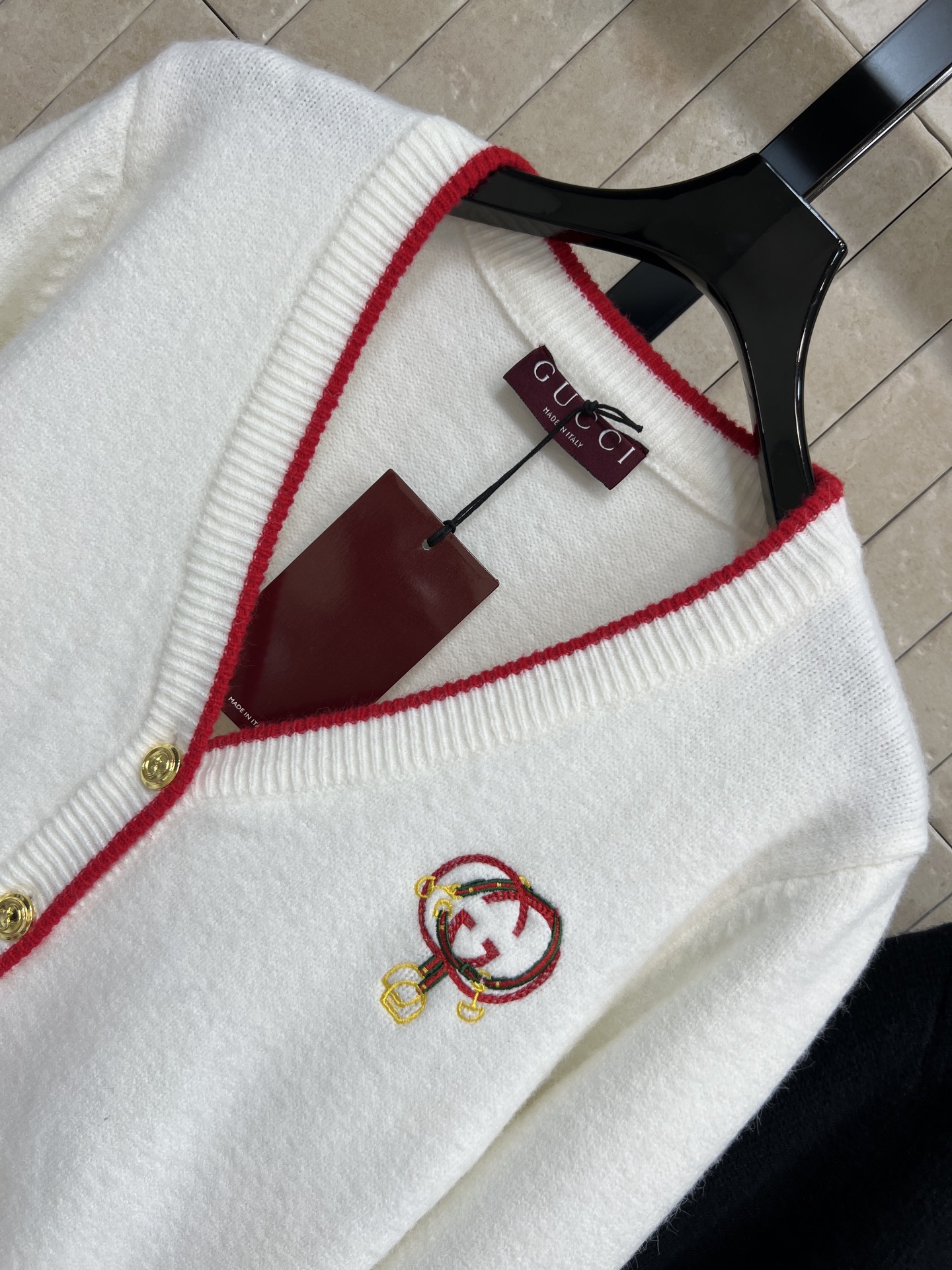 G家 25秋冬新款 徽标刺绣针织V领开衫 柔软针织面料 红色条纹点缀领口、袖口和口袋 活力满满！胸前刺绣