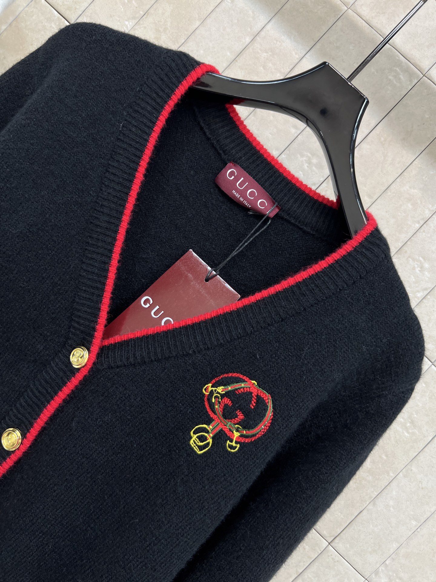 G家 25秋冬新款 徽标刺绣针织V领开衫 柔软针织面料 红色条纹点缀领口、袖口和口袋 活力满满！胸前刺绣