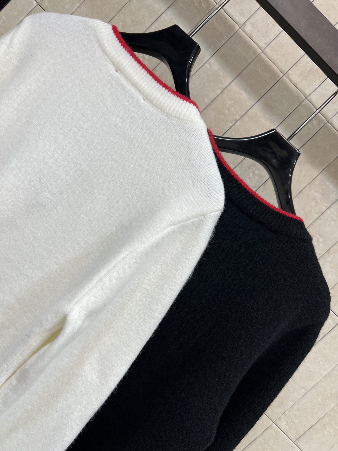 G家 25秋冬新款 徽标刺绣针织V领开衫 柔软针织面料 红色条纹点缀领口、袖口和口袋 活力满满！胸前刺绣