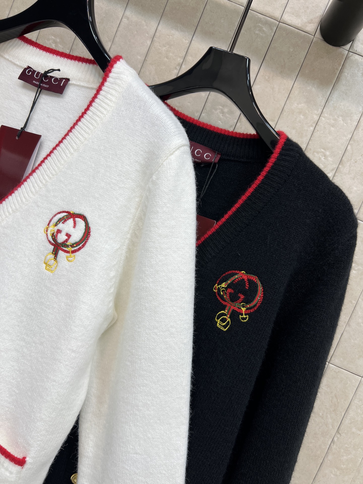 G家 25秋冬新款 徽标刺绣针织V领开衫 柔软针织面料 红色条纹点缀领口、袖口和口袋 活力满满！胸前刺绣