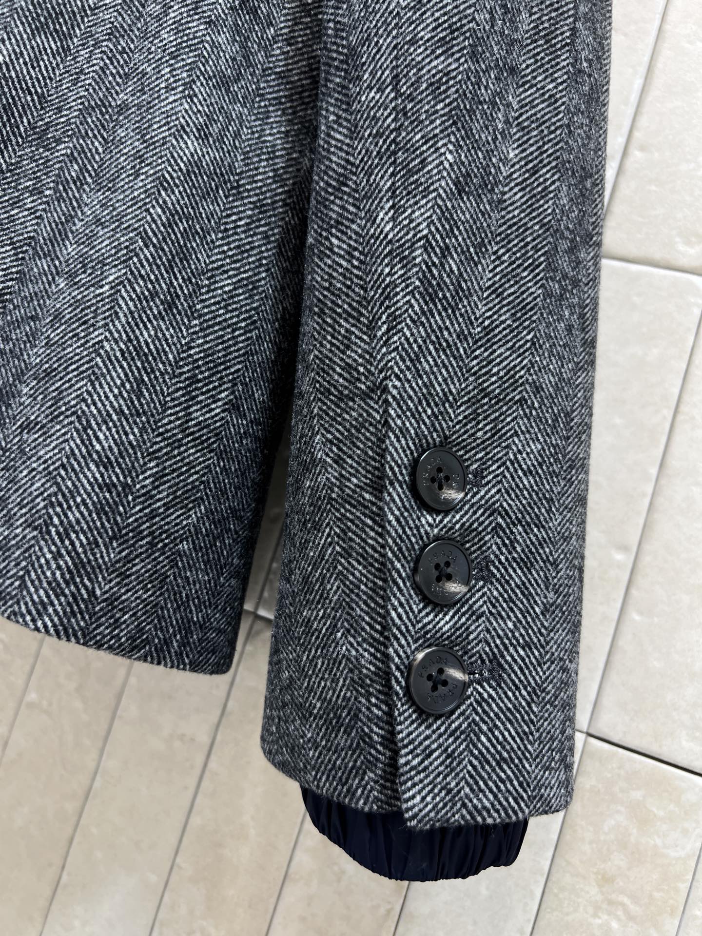 PD家 26早春新款 三角标灰色羊毛混纺连帽西装外套 经典粗花呢质感 保暖又时髦！可拆卸深蓝连帽设计 胸