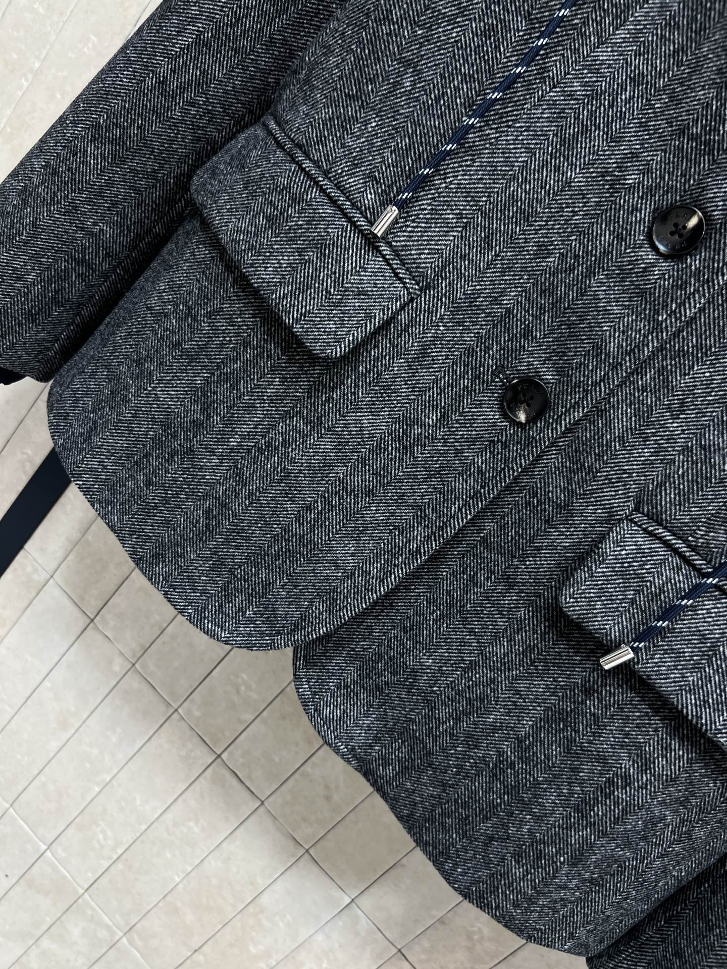 PD家 26早春新款 三角标灰色羊毛混纺连帽西装外套 经典粗花呢质感 保暖又时髦！可拆卸深蓝连帽设计 胸