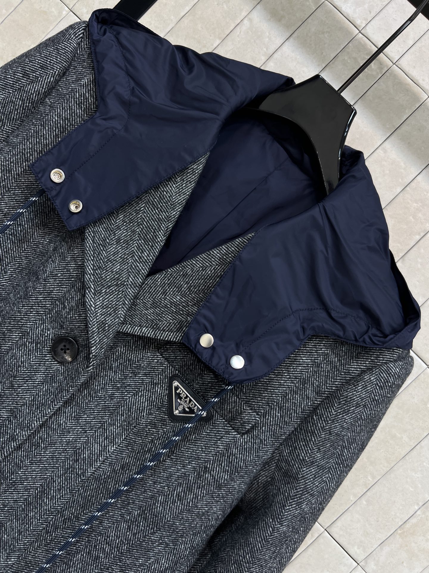 PD家 26早春新款 三角标灰色羊毛混纺连帽西装外套 经典粗花呢质感 保暖又时髦！可拆卸深蓝连帽设计 胸