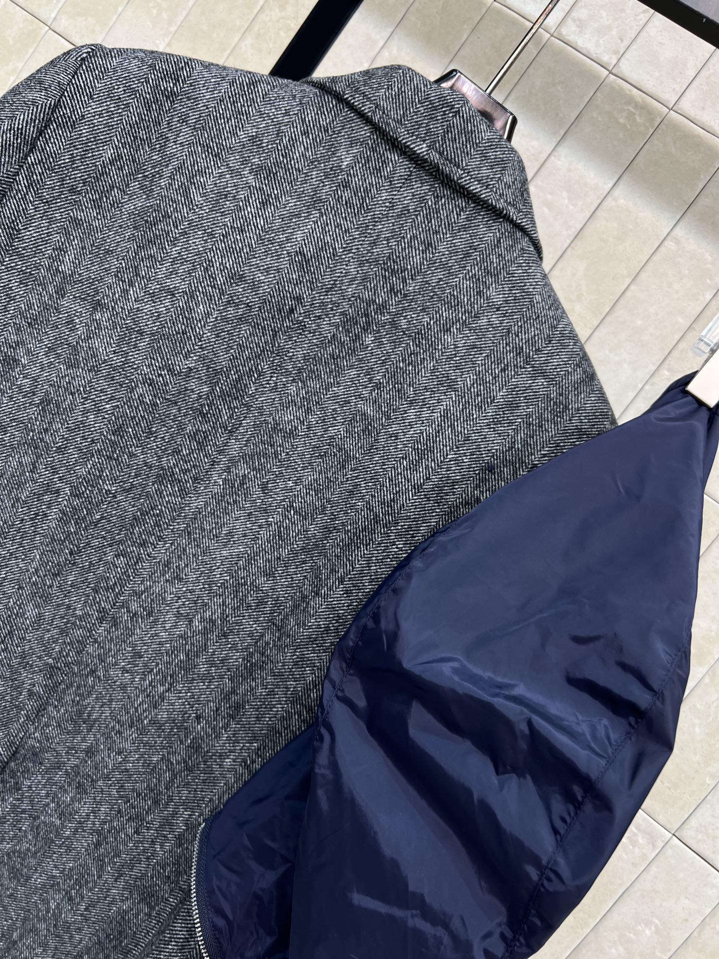 PD家 26早春新款 三角标灰色羊毛混纺连帽西装外套 经典粗花呢质感 保暖又时髦！可拆卸深蓝连帽设计 胸