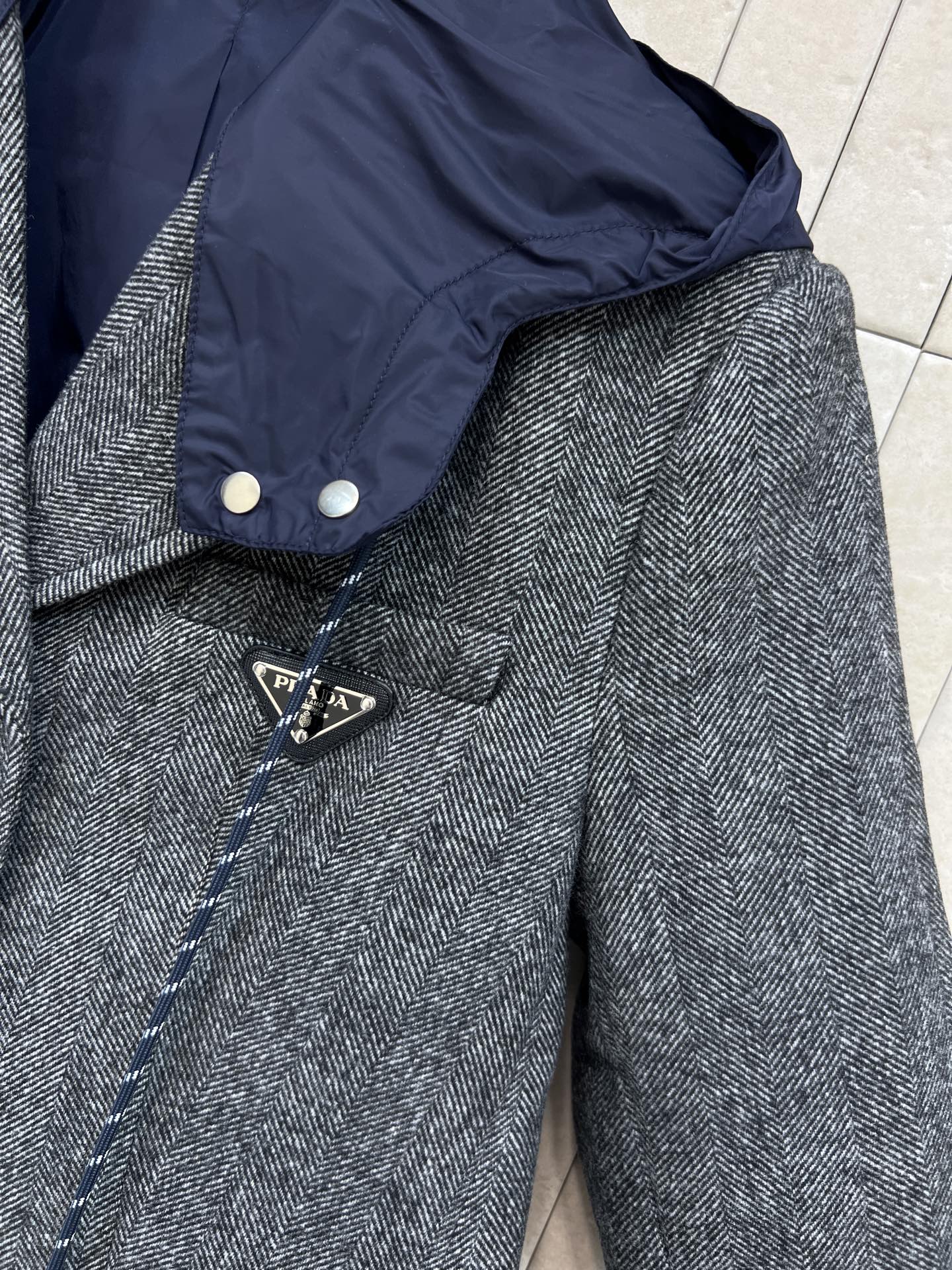 PD家 26早春新款 三角标灰色羊毛混纺连帽西装外套 经典粗花呢质感 保暖又时髦！可拆卸深蓝连帽设计 胸