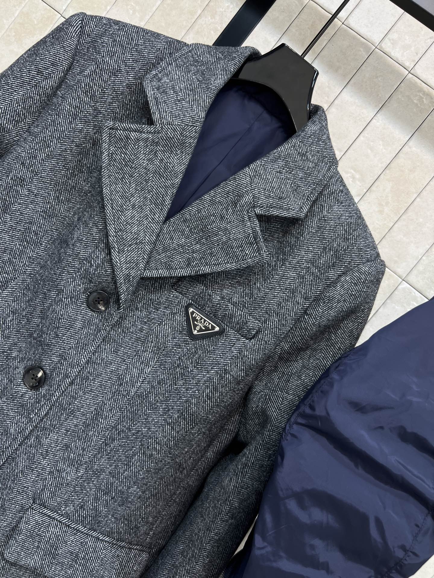 PD家 26早春新款 三角标灰色羊毛混纺连帽西装外套 经典粗花呢质感 保暖又时髦！可拆卸深蓝连帽设计 胸