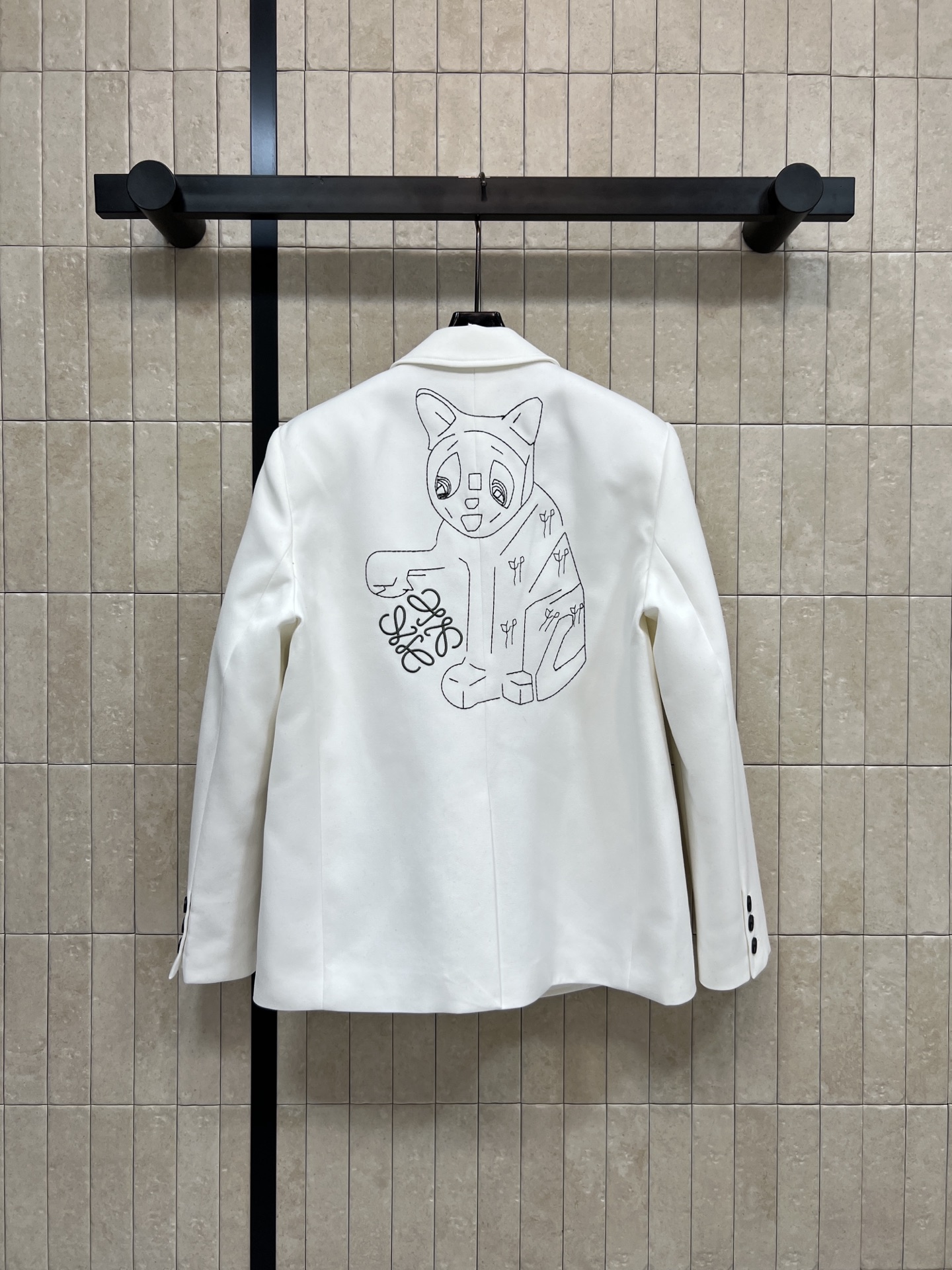 LW家 26早春新款 猫咪刺绣西装外套 简约设计+黑色纽扣 清爽利落超有型！胸口logo徽标刺绣+后背猫