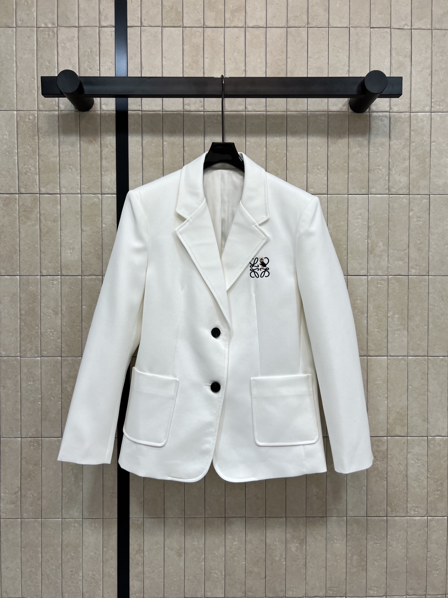 NO:667418,LW’s new 26 early spring cat embroidered suit jacket, simple design + black buttons, refreshing, neat and stylish!  Logo embroidery on the chest + cat embroidery on the back are super cute. Light and thin fabric, super comfortable to wear in spring and summer. Paired with high-waisted pants/skirts. It can be easily used for commuting, dating, and daily outings. Korean and French style, easy to get a high-end look!  Two colors and three codes Size/S-M-L,,skirts,jackets & coats,business suit, 19860909LW家 26早春新款 猫咪刺绣西装外套 简约设计+黑色纽扣 清爽利落超有型！胸口logo徽标刺绣+后背猫咪刺绣超可爱 轻薄面料 春夏穿超舒服 搭配高腰裤/裙子 通勤、约会、日常出街都能轻松驾驭 韩系法式风格 轻松get高级感穿搭！两色三码Size/S-M-L,,skirts,jackets & coats,business suit, ,Women's clothing