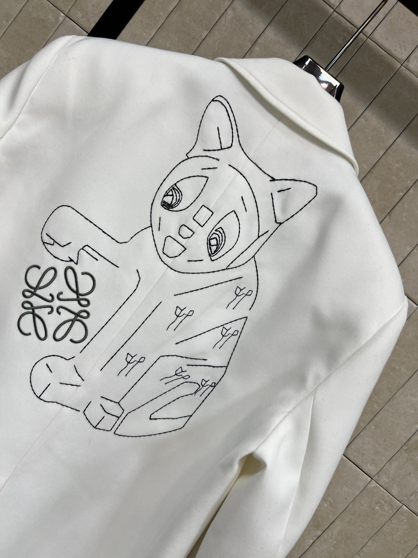 LW家 26早春新款 猫咪刺绣西装外套 简约设计+黑色纽扣 清爽利落超有型！胸口logo徽标刺绣+后背猫