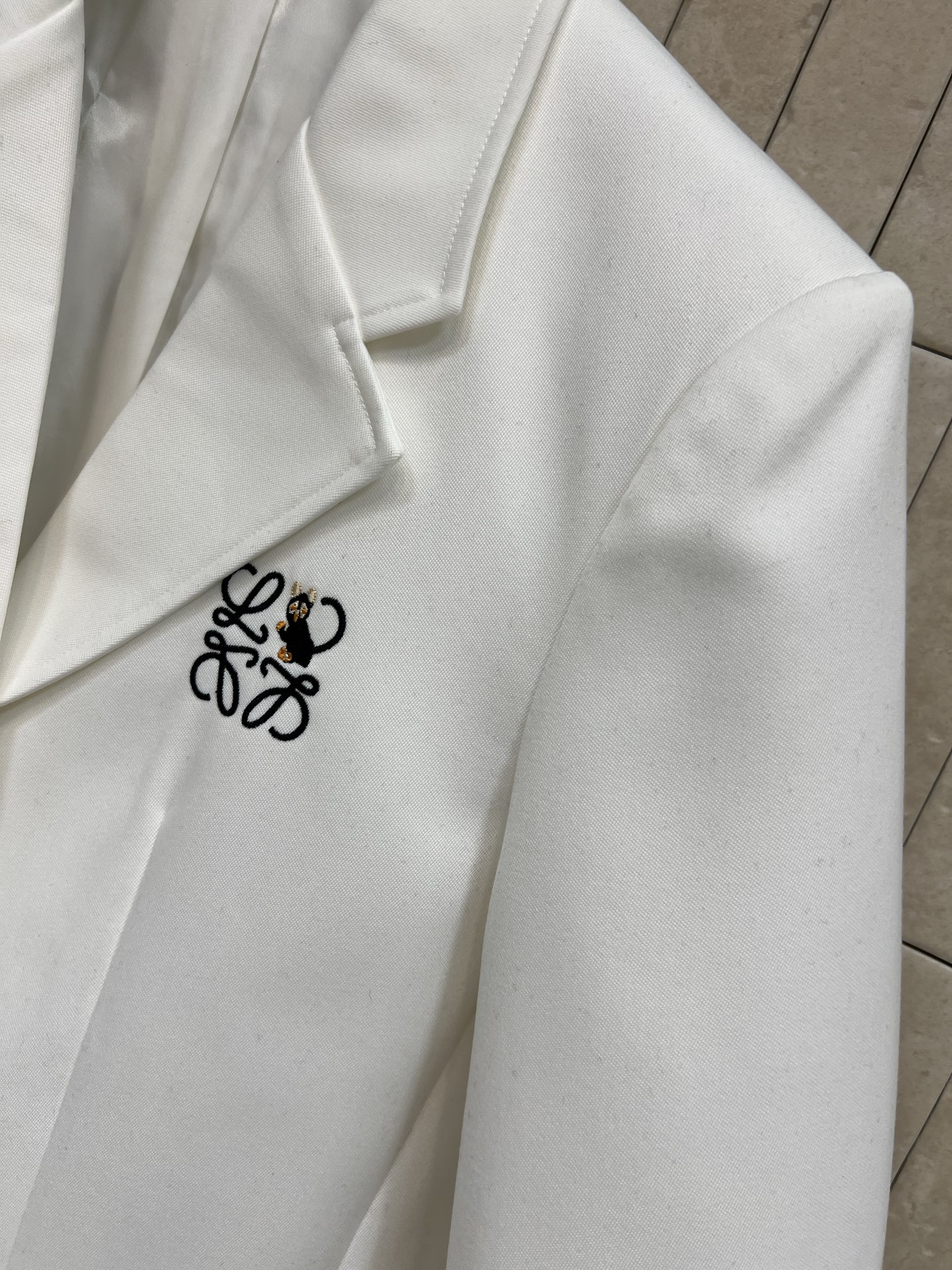 LW家 26早春新款 猫咪刺绣西装外套 简约设计+黑色纽扣 清爽利落超有型！胸口logo徽标刺绣+后背猫