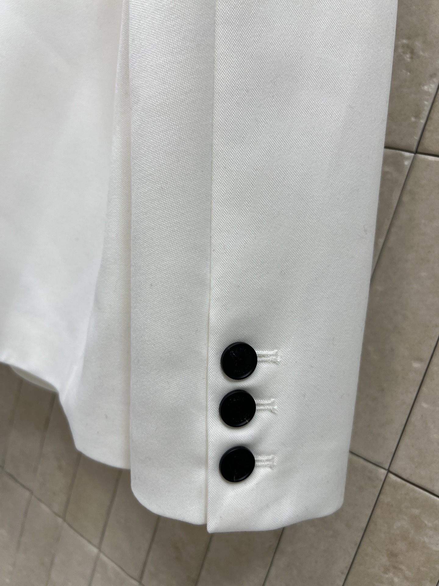 LW家 26早春新款 猫咪刺绣西装外套 简约设计+黑色纽扣 清爽利落超有型！胸口logo徽标刺绣+后背猫