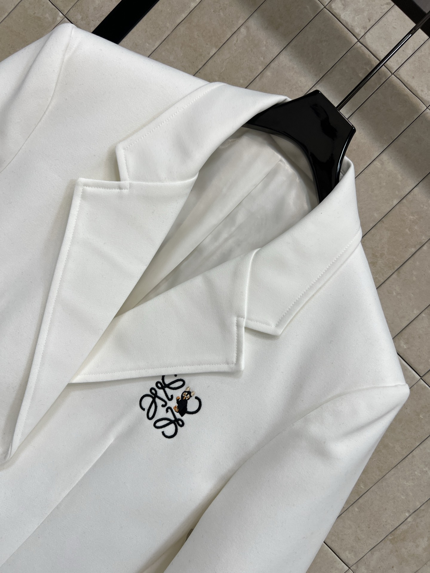 LW家 26早春新款 猫咪刺绣西装外套 简约设计+黑色纽扣 清爽利落超有型！胸口logo徽标刺绣+后背猫