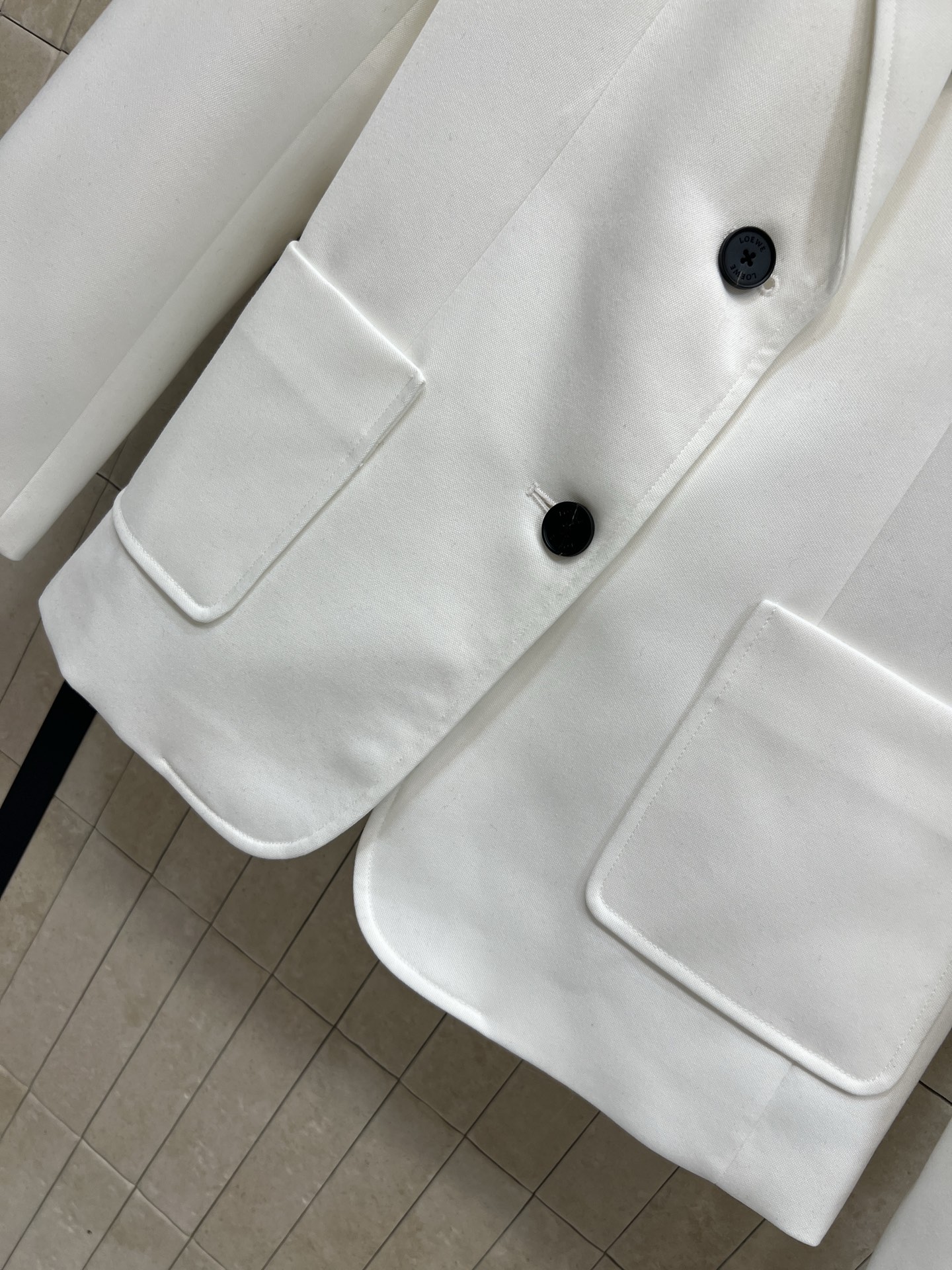 LW家 26早春新款 猫咪刺绣西装外套 简约设计+黑色纽扣 清爽利落超有型！胸口logo徽标刺绣+后背猫