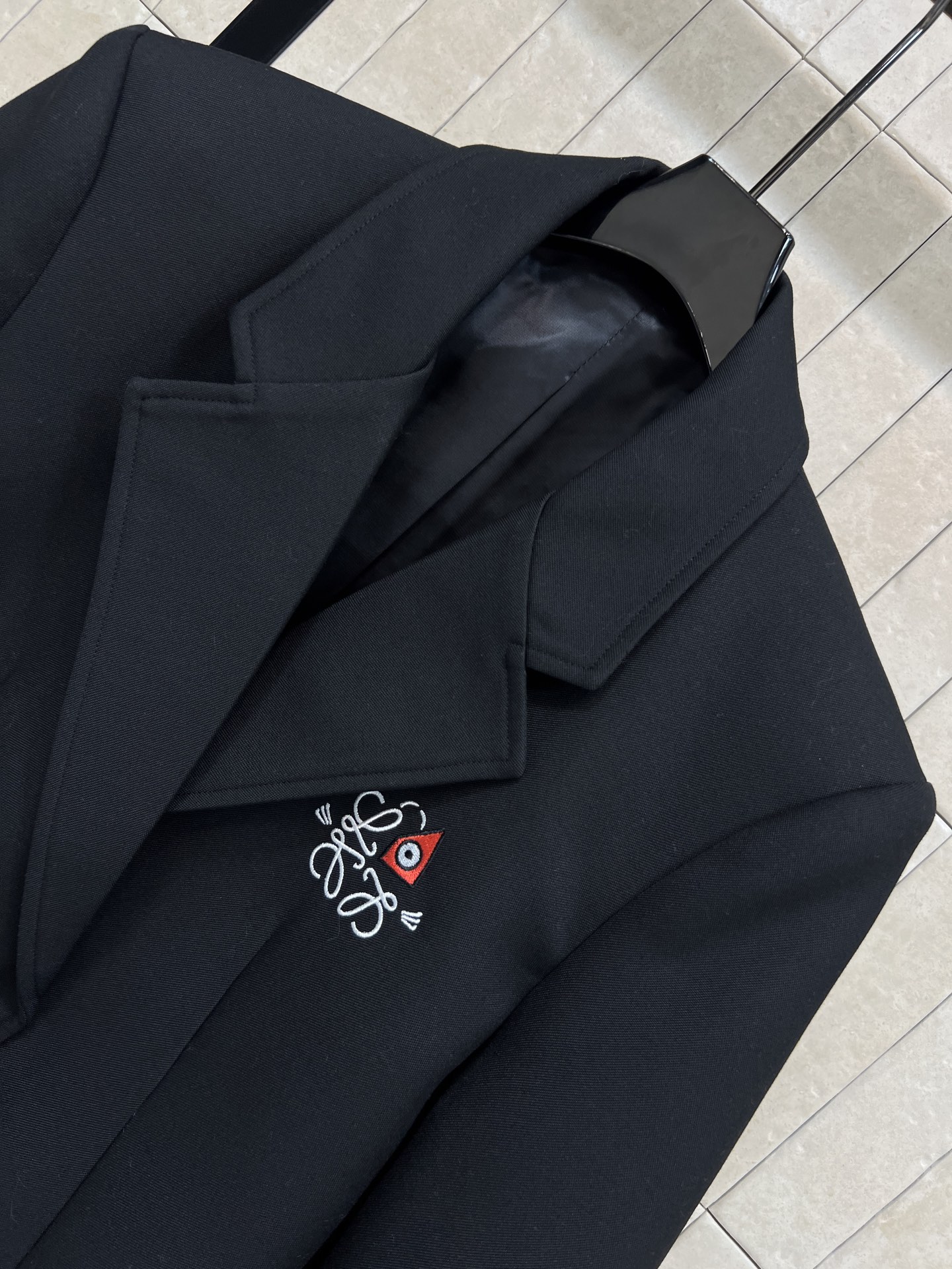 LW家 26早春新款 猫咪刺绣西装外套 简约设计+黑色纽扣 清爽利落超有型！胸口logo徽标刺绣+后背猫