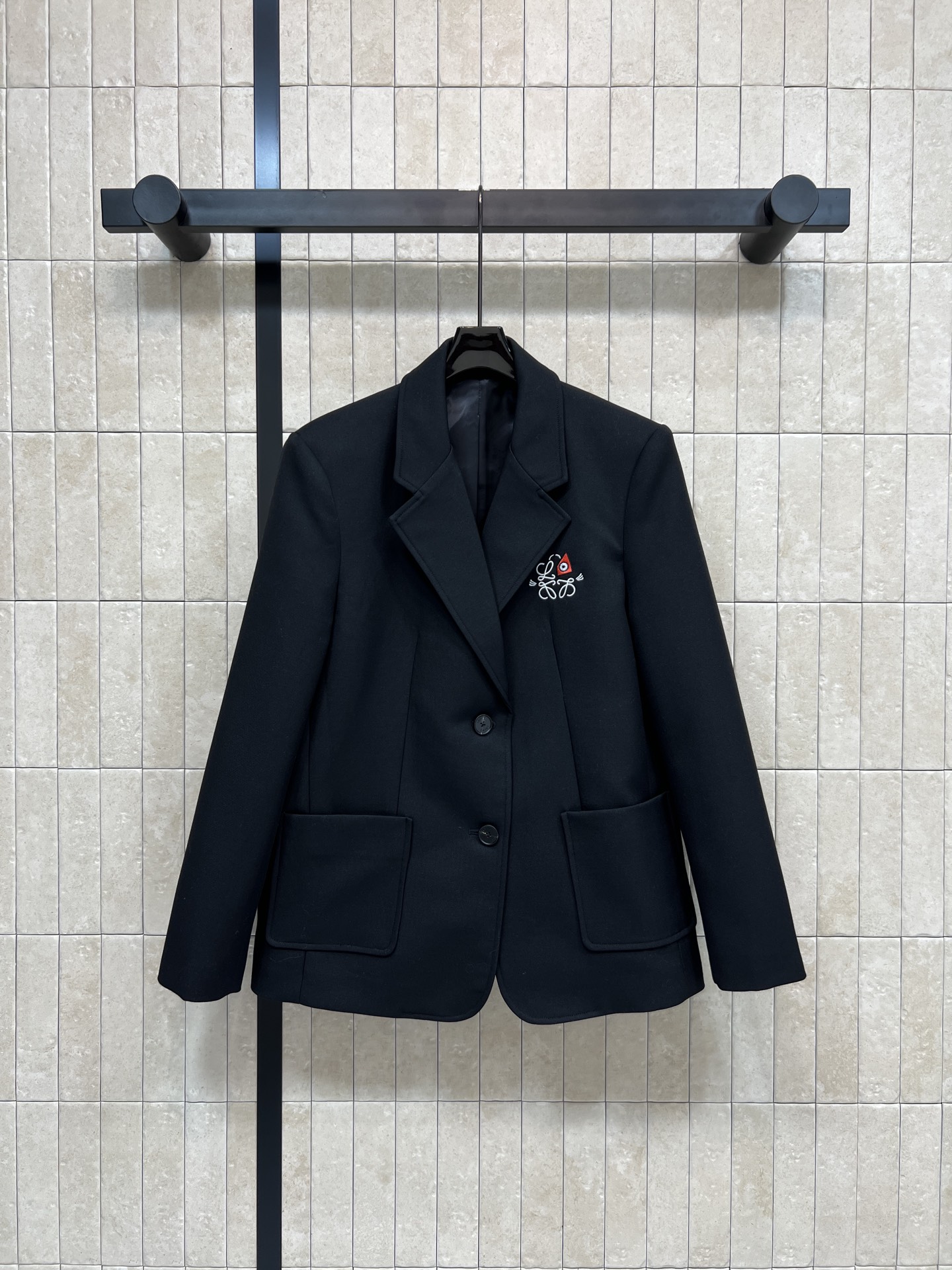 NO:667424,LW’s new 26 early spring cat embroidered suit jacket, simple design + black buttons, refreshing, neat and stylish!  Logo embroidery on the chest + cat embroidery on the back are super cute. Light and thin fabric, super comfortable to wear in spring and summer. Paired with high-waisted pants/skirts. It can be easily used for commuting, dating, and daily outings. Korean and French style, easy to get a high-end look!  Two colors and three codes Size/S-M-L,,skirts,jackets & coats,business suit, 19860909LW家 26早春新款 猫咪刺绣西装外套 简约设计+黑色纽扣 清爽利落超有型！胸口logo徽标刺绣+后背猫咪刺绣超可爱 轻薄面料 春夏穿超舒服 搭配高腰裤/裙子 通勤、约会、日常出街都能轻松驾驭 韩系法式风格 轻松get高级感穿搭！两色三码Size/S-M-L,,skirts,jackets & coats,business suit, ,Women's clothing