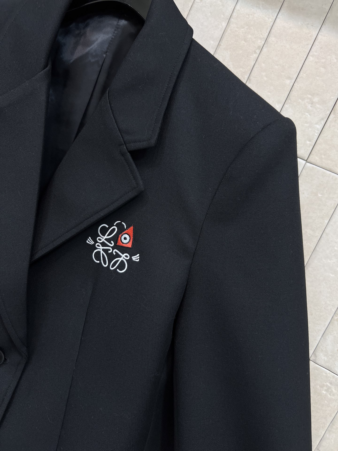 LW家 26早春新款 猫咪刺绣西装外套 简约设计+黑色纽扣 清爽利落超有型！胸口logo徽标刺绣+后背猫