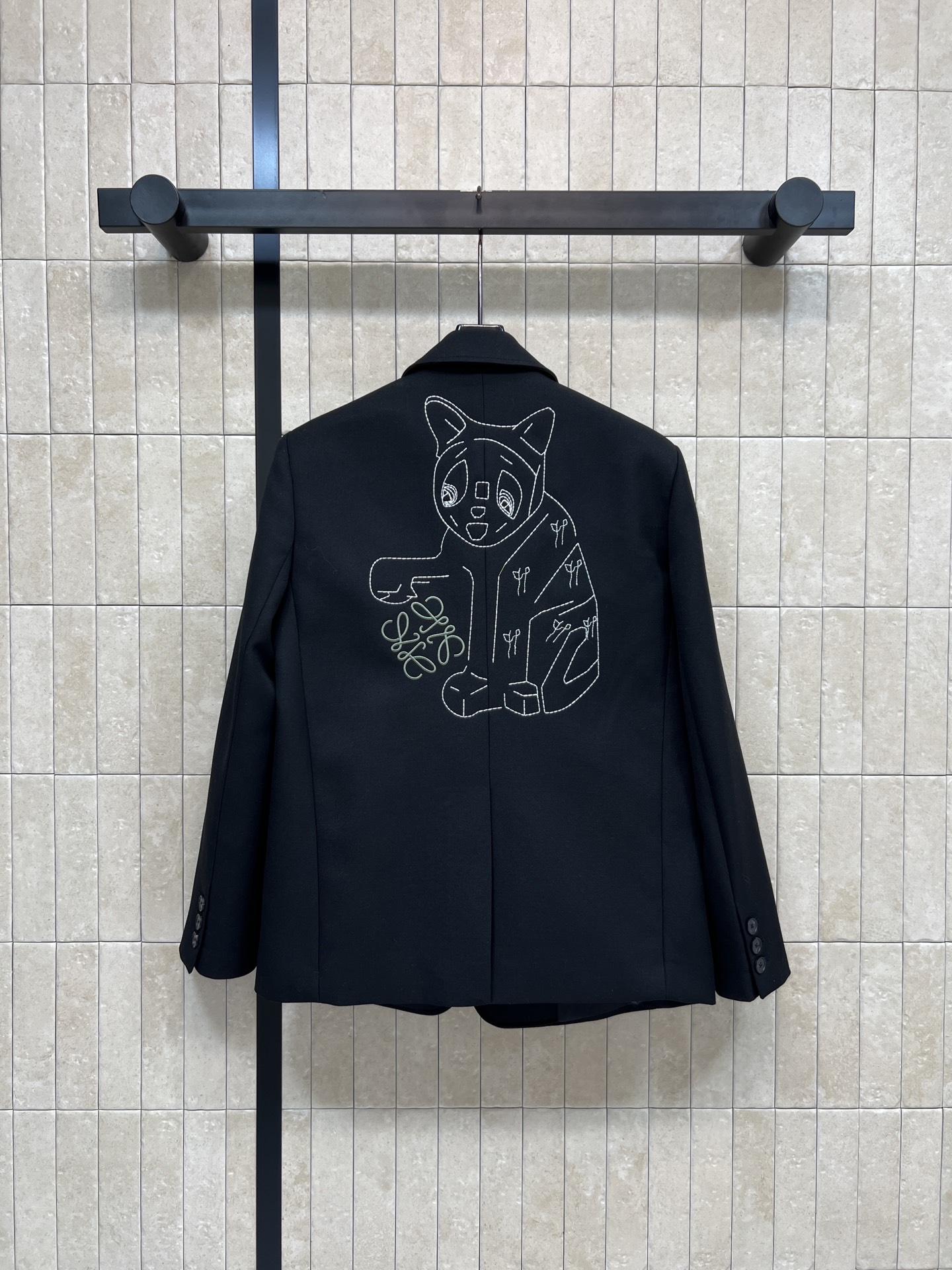 LW家 26早春新款 猫咪刺绣西装外套 简约设计+黑色纽扣 清爽利落超有型！胸口logo徽标刺绣+后背猫