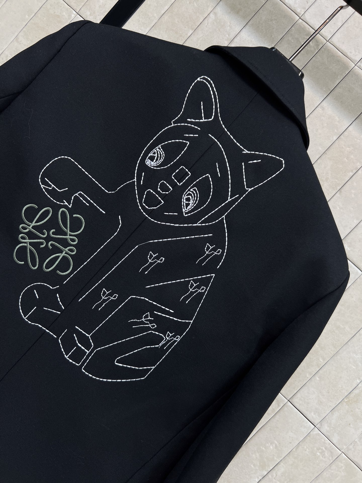 LW家 26早春新款 猫咪刺绣西装外套 简约设计+黑色纽扣 清爽利落超有型！胸口logo徽标刺绣+后背猫