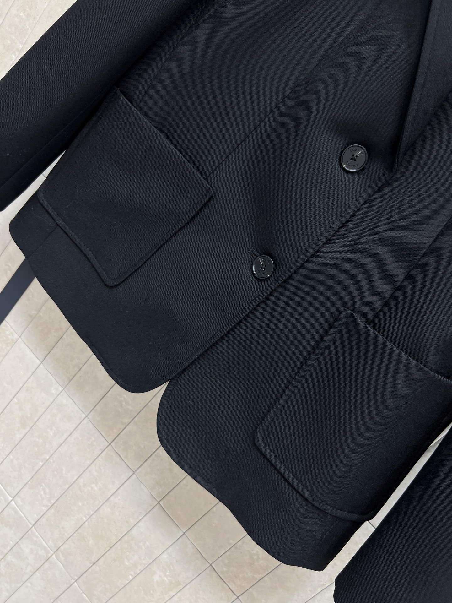 LW家 26早春新款 猫咪刺绣西装外套 简约设计+黑色纽扣 清爽利落超有型！胸口logo徽标刺绣+后背猫