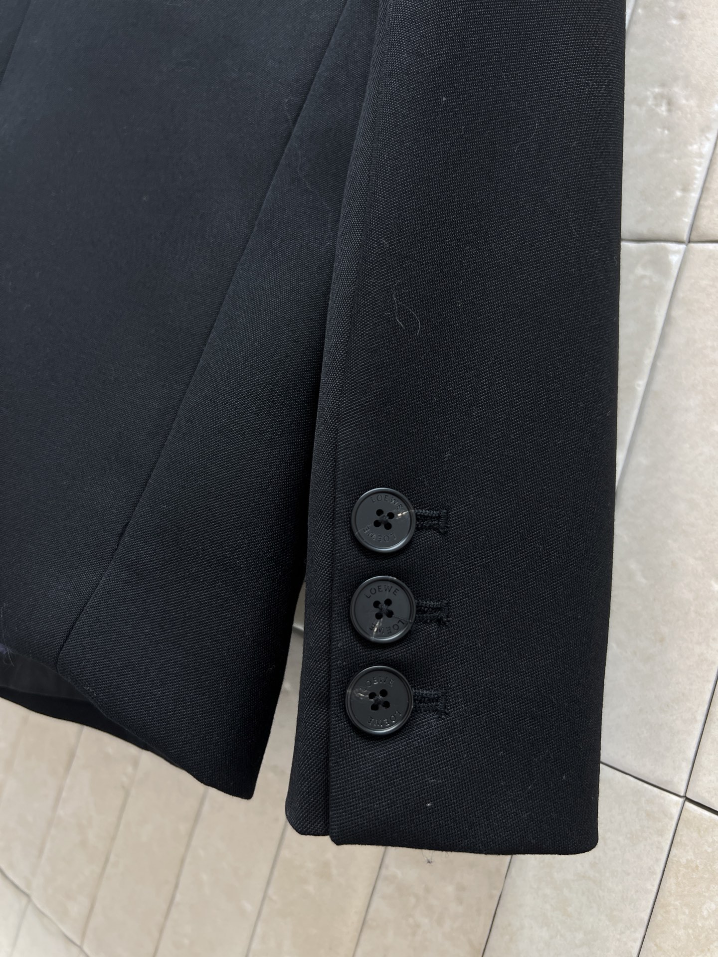 LW家 26早春新款 猫咪刺绣西装外套 简约设计+黑色纽扣 清爽利落超有型！胸口logo徽标刺绣+后背猫