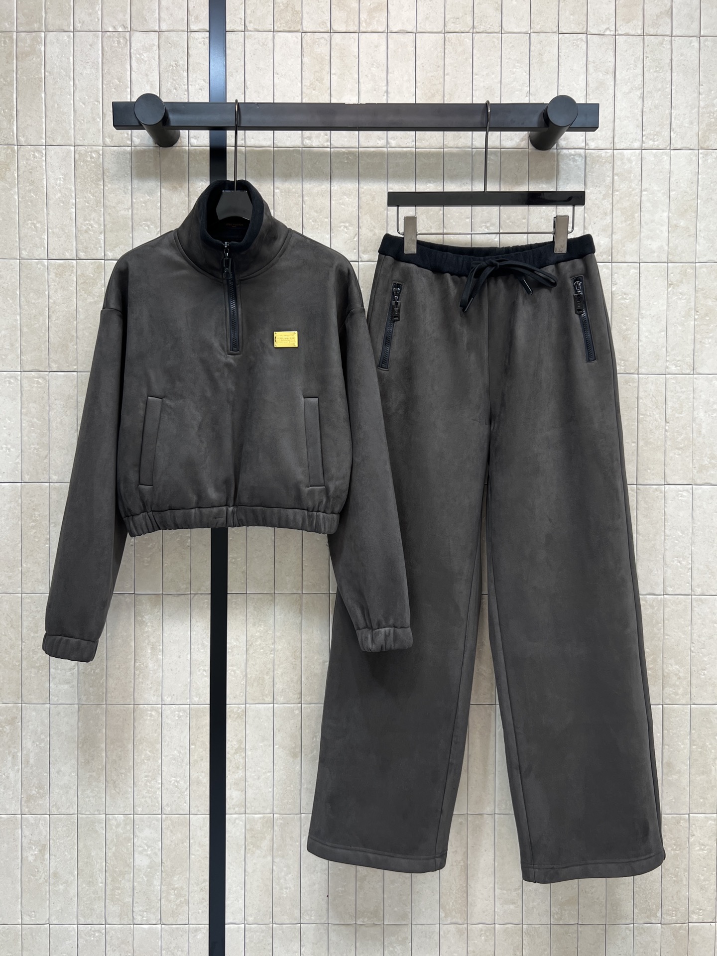 NO:667430,L's new autumn and winter 25 gray-green velvet casual suit, stand-up collar sweatshirt + wide-leg pants are made of soft velvet fabric, perfect for warmth, perfect for autumn and winter!  Loose straight fit + elastic waist drawstring, comfortable and versatile, suitable for all body types. One set of tops can be easily used for daily commuting, at home, and outdoors. The gray green color is low-key and stain-resistant. It looks stylish with any top. It is easy to get a simple style!  One color, three sizes Size/S-M-L,,louis vuitton,hoodie,sweatshirts, 19860909L家 25秋冬新款 灰绿色加绒休闲套装 立领卫衣+阔腿裤采用柔软加绒面料 保暖力满分 秋冬穿超合适！宽松直筒版型+松紧腰抽绳 舒适又百搭 适合各种身材 一套上身日常通勤、居家、户外都能轻松驾驭 灰绿色低调耐脏 随便搭配上衣都很有型 轻松get简约风穿搭！一色三码 Size/S-M-L,,louis vuitton,hoodie,sweatshirts, ,Women's clothing