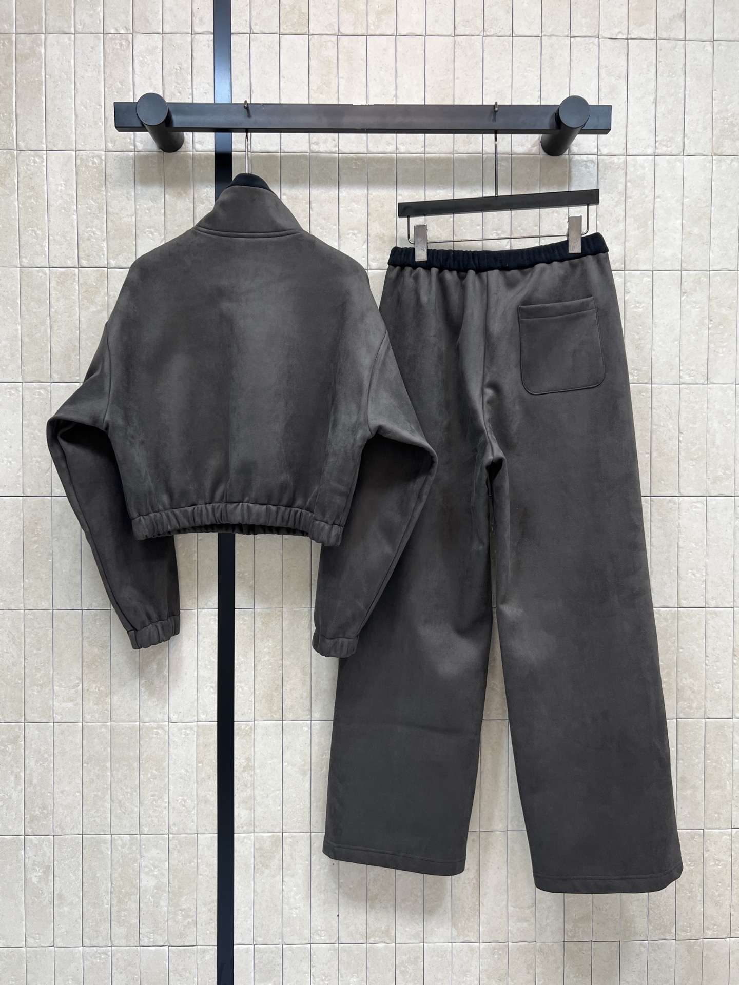 L家 25秋冬新款 灰绿色加绒休闲套装 立领卫衣+阔腿裤采用柔软加绒面料 保暖力满分 秋冬穿超合适！宽松