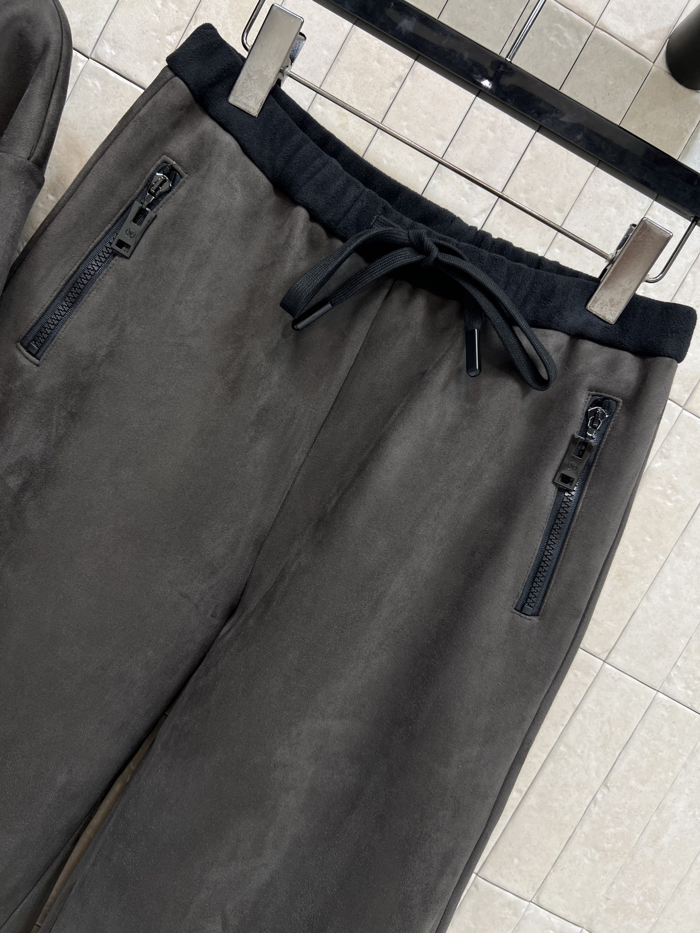 L家 25秋冬新款 灰绿色加绒休闲套装 立领卫衣+阔腿裤采用柔软加绒面料 保暖力满分 秋冬穿超合适！宽松