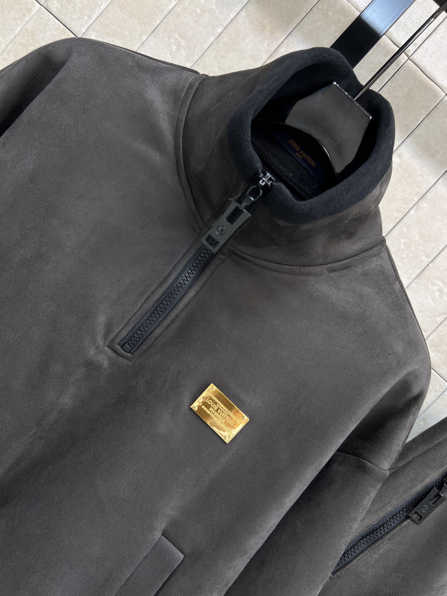 L家 25秋冬新款 灰绿色加绒休闲套装 立领卫衣+阔腿裤采用柔软加绒面料 保暖力满分 秋冬穿超合适！宽松