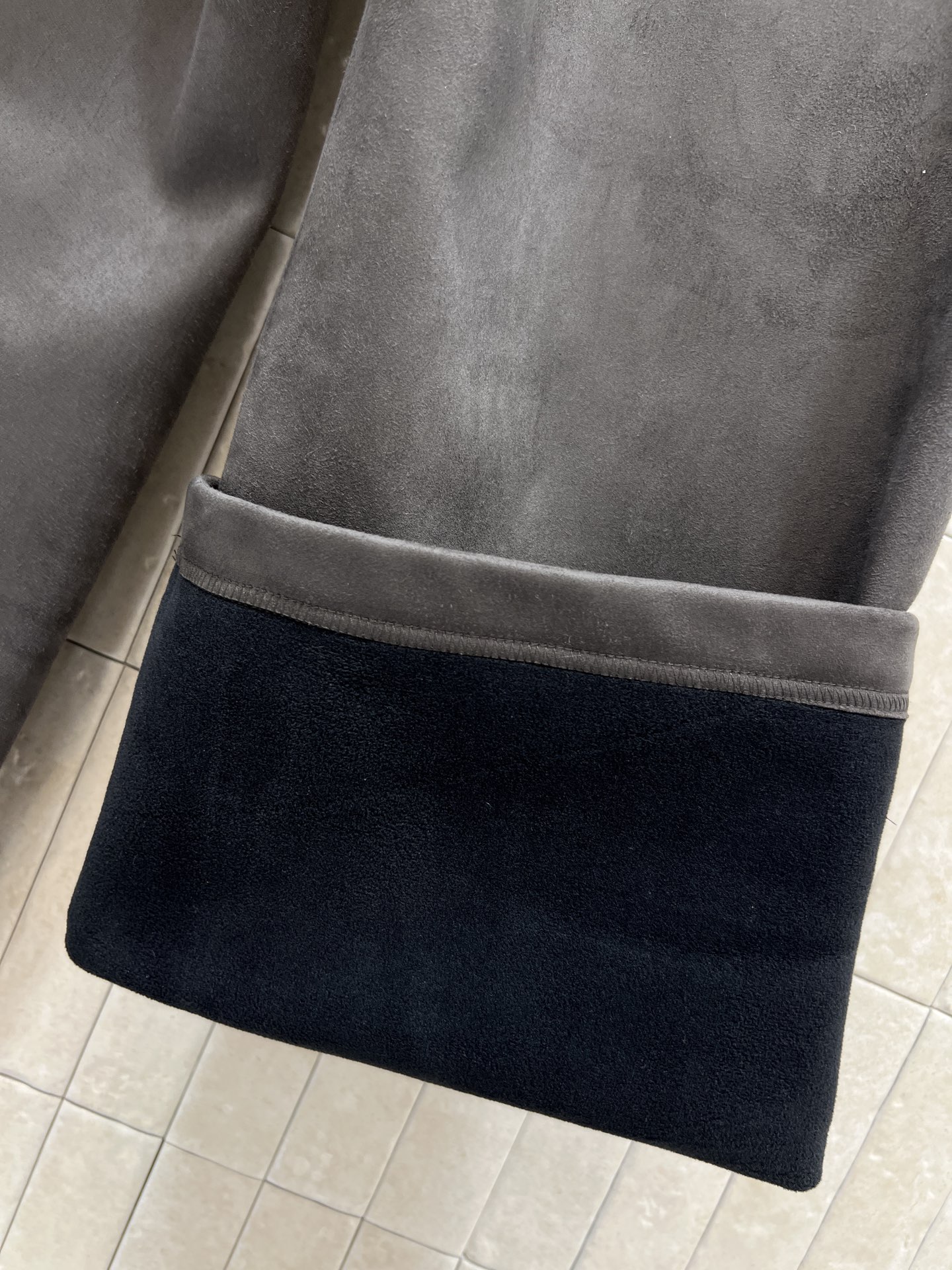 L家 25秋冬新款 灰绿色加绒休闲套装 立领卫衣+阔腿裤采用柔软加绒面料 保暖力满分 秋冬穿超合适！宽松