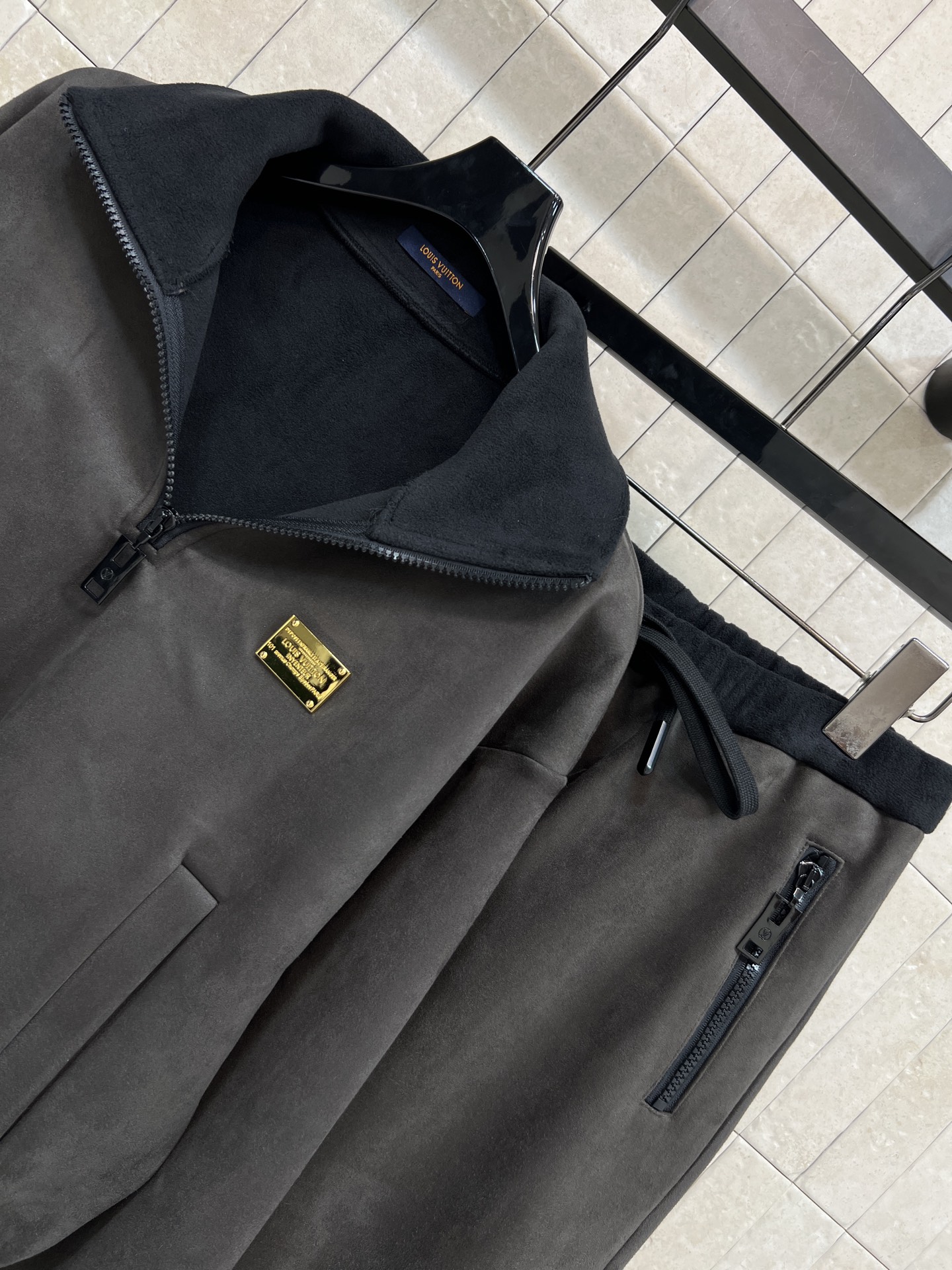 L家 25秋冬新款 灰绿色加绒休闲套装 立领卫衣+阔腿裤采用柔软加绒面料 保暖力满分 秋冬穿超合适！宽松