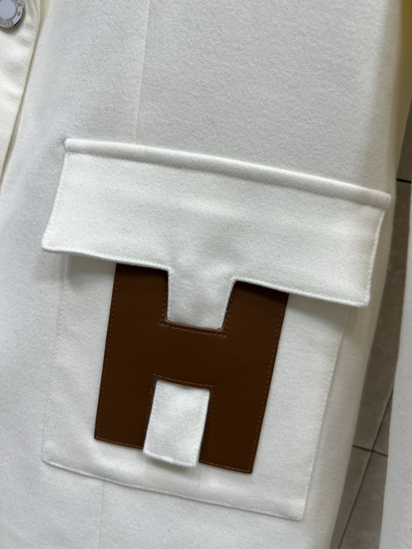 26早春新款 H字母口袋装饰西装外套 拼接皮革翻领设计 口袋的“H”字母装饰超有辨识度 简约中带点复古感