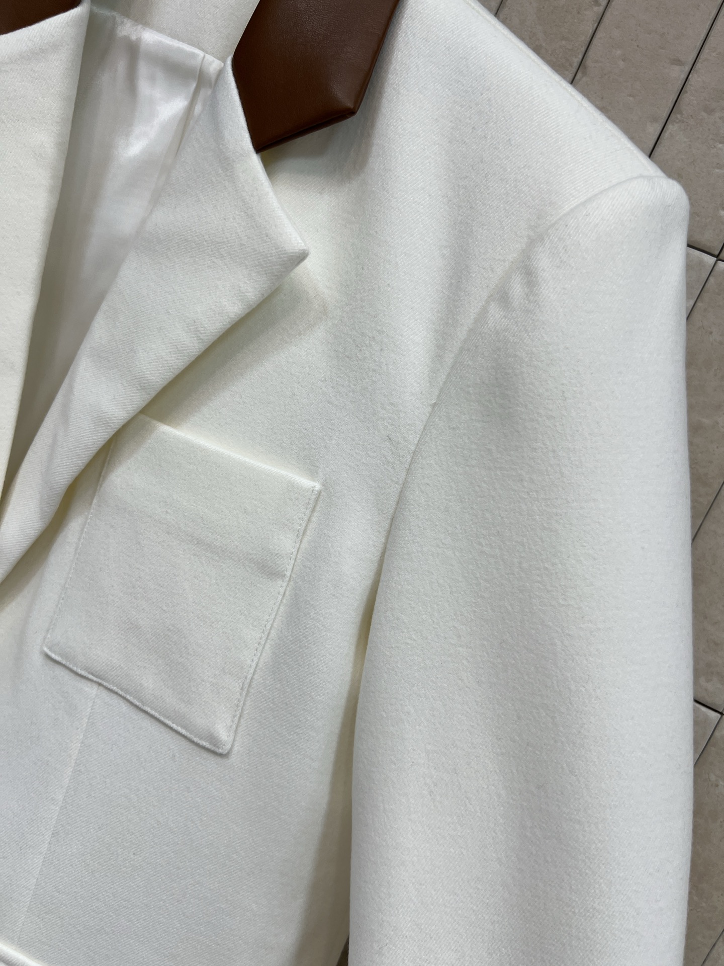 26早春新款 H字母口袋装饰西装外套 拼接皮革翻领设计 口袋的“H”字母装饰超有辨识度 简约中带点复古感