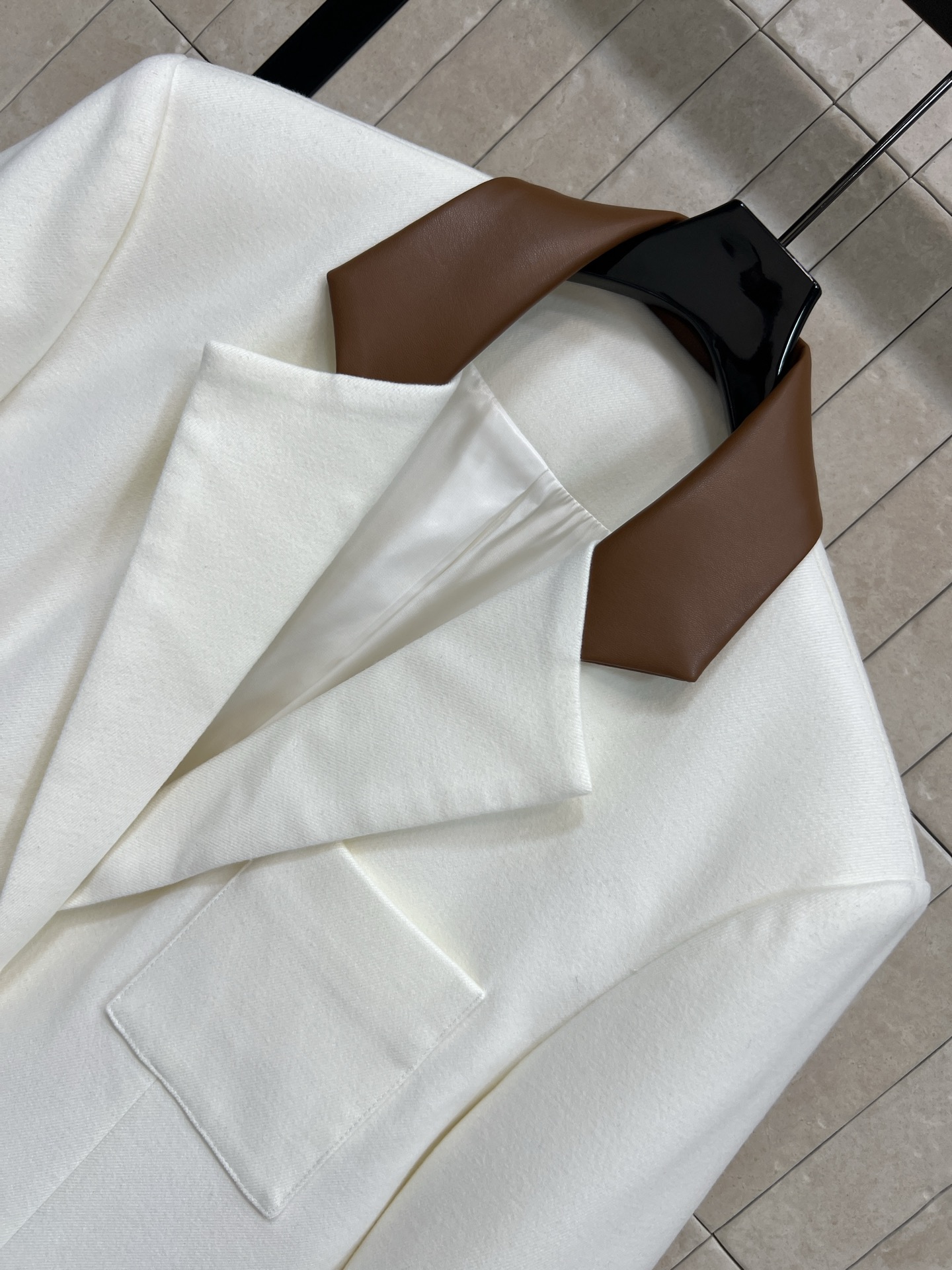 26早春新款 H字母口袋装饰西装外套 拼接皮革翻领设计 口袋的“H”字母装饰超有辨识度 简约中带点复古感