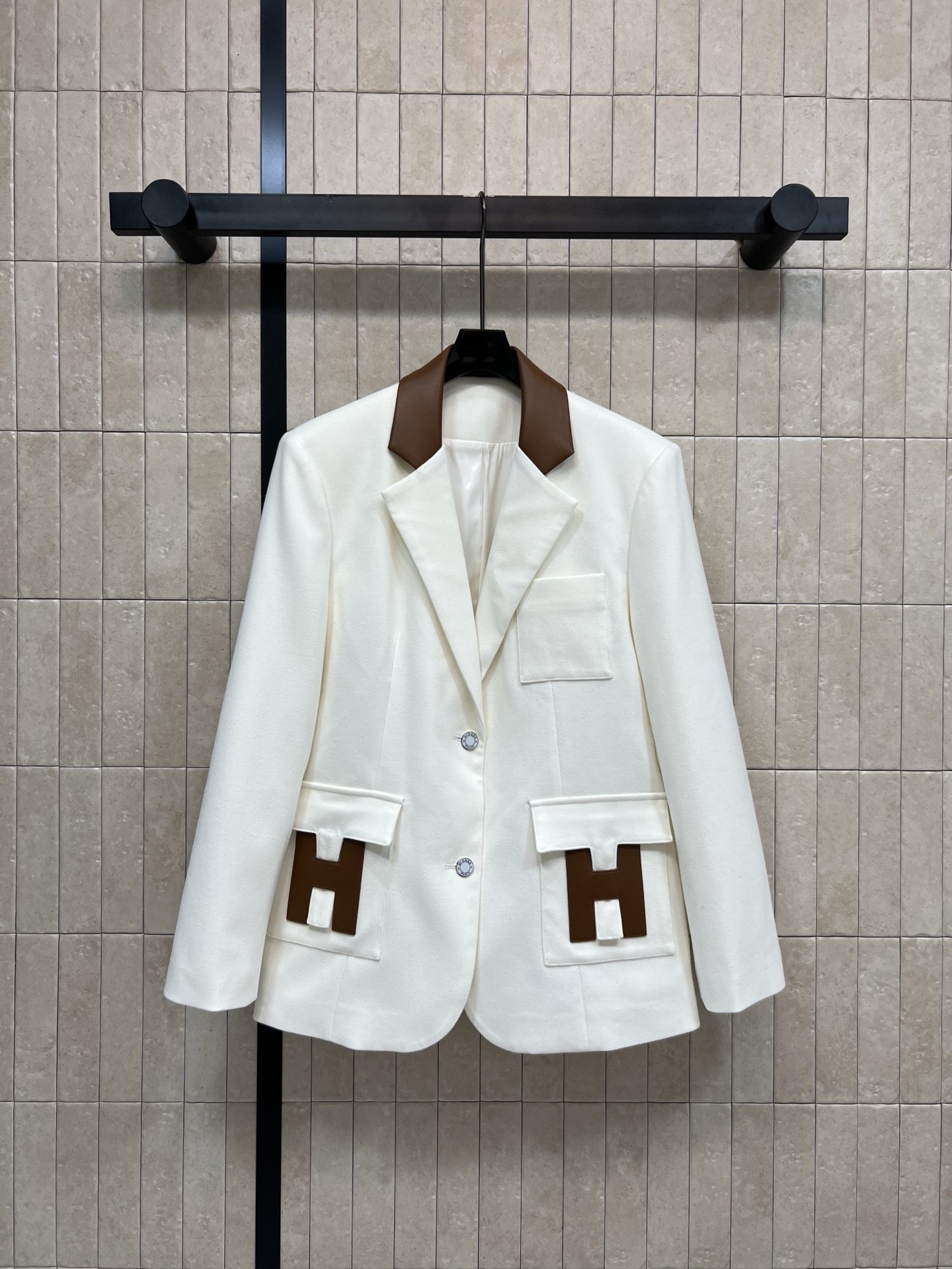 NO:667412,26 new early spring blazer with H letter pocket decoration. Spliced leather lapel design. The 'H' letter decoration on the pocket is very recognizable. Simple and a bit retro. Single-row two-button design. Clean tailoring. Easy to handle for commuting and leisure. White and black. Versatile. Easily create a fashionable look. This piece is needed for daily outings. Walk with style. Highly recommended for temperament. Slim, simple and not picky. Two colors and three sizes. Size/S-M-L,,jackets & coats,business  suit, 1986090926早春新款 H字母口袋装饰西装外套 拼接皮革翻领设计 口袋的“H”字母装饰超有辨识度 简约中带点复古感 单排两粒扣设计 剪裁利落 通勤、休闲都能轻松驾驭 白色黑色 百搭 轻松打造时尚造型 日常出街太需要这一件了 走路带风 强烈推荐气质单品 显瘦简约不挑人两色三码Size/S-M-L,,jackets & coats,business suit, ,Women's clothing