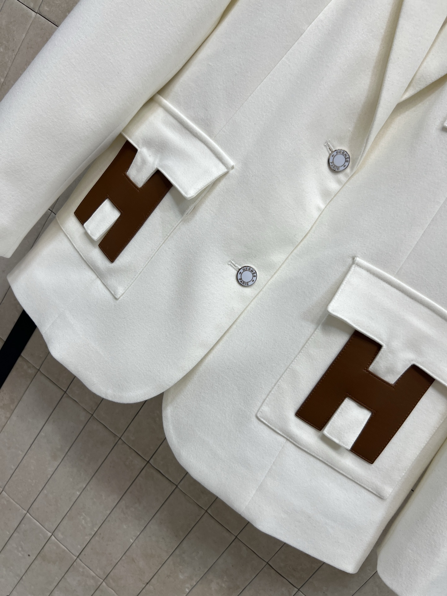 26早春新款 H字母口袋装饰西装外套 拼接皮革翻领设计 口袋的“H”字母装饰超有辨识度 简约中带点复古感