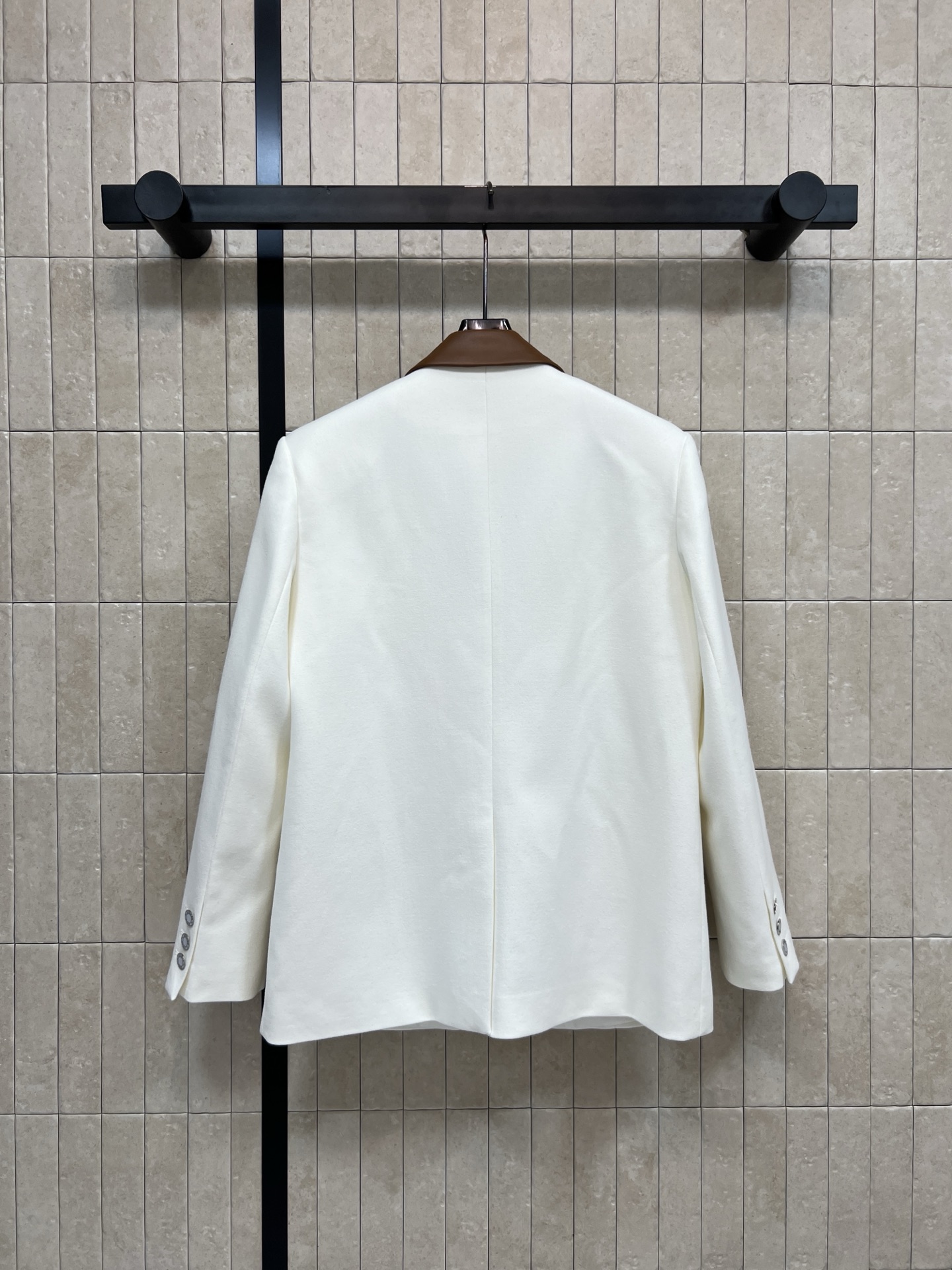 26早春新款 H字母口袋装饰西装外套 拼接皮革翻领设计 口袋的“H”字母装饰超有辨识度 简约中带点复古感